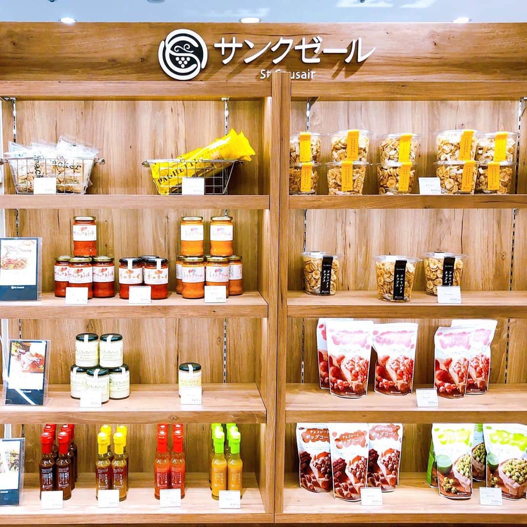 名古屋パルコさんのインスタグラム写真 - (名古屋パルコInstagram)「【西館Ｂ1Ｆスキンフード×サンクゼール】ジャム&飲むお酢をご紹介🥰﻿ ﻿ 🧡オールフルーツジャム﻿ ゴロゴロ果実で食べごたえ抜群！﻿ 砂糖は使わずにぶどう果汁を使用しました🍇﻿ 手のひらサイズのコロンとした30gサイズは191円(税抜)！﻿ もちろん大きなサイズもございます。﻿ ﻿ 🥤オールフルーツ飲むお酢﻿ 「メインの果汁」＋「甘みづけのぶどう果汁」＋「りんご酢」とフルーツ由来の材料を使用！﻿ とにかく飲みやすいのでお酢が苦手な方でもゴクゴク飲めます。﻿ ﻿ ほかにも、﻿ 🍌ソルトバナナチップス﻿ 🍝パスタ&パスタソース﻿ 🍮プリンジャム﻿ などなどたくさんご用意しております！﻿ ﻿ ﻿ 【スキンフード×サンクゼールは…】﻿ 🧖‍♀️スキンフード:食べ物から作られた化粧品ブランド﻿ 😋サンクゼール:品質やおいしさにこだわったジャム、パスタソース、ドレッシングのブランド﻿ のコラボ店舗なので、フード×スキンケアのセットもおすすめ！﻿ ﻿ ﻿ ✨明日30日はおトクなコスメの日✨﻿ 名古屋パルコで毎月10,30日に開催している「コスメの日」！﻿ スキンフード×サンクゼールでは、﻿ 🎁コスメの日に3,300円(税込)以上のお買い上げでマスクシートを1枚進呈しています。﻿ ﻿ ﻿ おうちじかんにギフトに！﻿ ぜひぜひ、名古屋パルコ西館B1階スキンフード×サンクゼールにお越し下さい！﻿ ﻿ ﻿ ﻿ ﻿ @skinfood_japan @skinfood_official @stcousair_oregon ﻿  #スキンフード #skinfood #サンクゼール #stcousair ﻿ #healthyfood #health #skincare #スキンケア #身体に優しい #おやつ #飲むお酢 #ジャム #jam #ギフト #gift #present #プレゼント #fruit #フルーツ  #名古屋パルコ #名古屋PARCO #nagoyaparco #名古屋 #nagoya #栄 #矢場町」9月29日 20時16分 - parco_nagoya_official