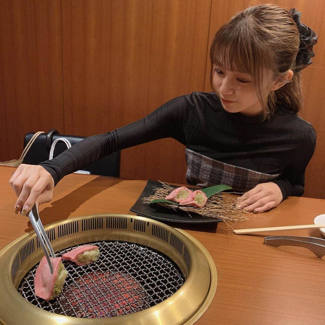 星名美怜さんのインスタグラム写真 - (星名美怜Instagram)「♥♥♥﻿ .﻿ もくもくと焼いてる笑 ほんとお肉好きだ笑  仲良しの友達のお誕生日のお祝いも兼ねて 焼肉を食べに♥♥﻿ ﻿ ちょっと誕生日より早かった事もあり、﻿ ふつーにプレゼントも紙袋のまま﻿ 持ってたんだけど﻿ 友達から﻿ いつも荷物が多いから全く気づかなかった！って😂😂﻿ ﻿ サプライズ成功？！笑﻿ やった笑﻿ ﻿ お肉はどれも柔らかくて美味しすぎたし とくにこのネギたんの包み焼きがもう最高すき♥ 久々に友達とも会えて幸せな日でした🥺❤️﻿ .﻿ #mireinsta #mireinogourmet #星名美怜  #山水縁 #虎ノ門焼肉 #焼肉 #東京グルメ #東京焼肉 #誕生日サプライズ #誕生日ご飯 #肉大好き」9月29日 20時16分 - hoshina_mirei_official