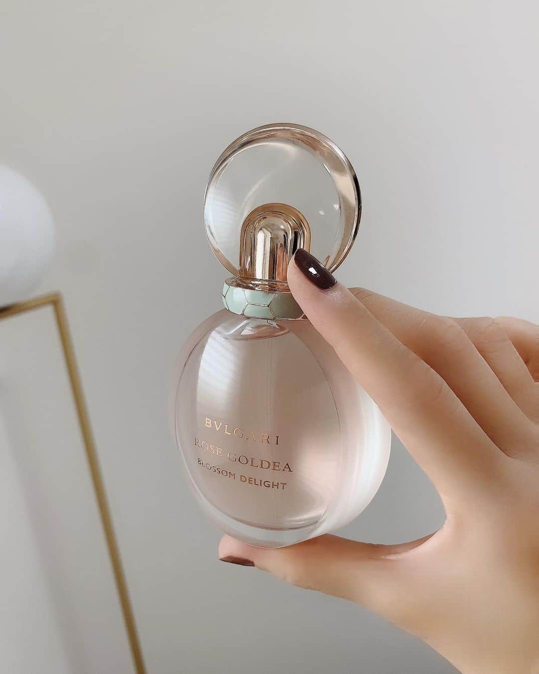 ___mikik___さんのインスタグラム写真 - (___mikik___Instagram)「fragrance ▫️ ⠀ BVLGARI  ROSE GOLDEA BLOSSOM DELIGHT 🌹 ⠀ 最近仲間入りした香水をご紹介。 ⠀ 付けた時はグリーンパパイヤやフレッシュなローズやスズランからホワイトムスクやローズアブソリュへと大人フェミニンな香りがして、清潔感のある、優しくてフェロモンを感じるような香り✨ ⠀ 可愛らしくて大人な色気も感じる香りなので、デートの時なんかに付けたいなぁ、、💕 ⠀ 実は元々バラの香りは苦手だったけれど、ここ最近気になっていて集めています💫 その中でもこれは1番可愛くて色っぽい香り♡ ⠀ 次は @sysysysy_0623 さんにバトンを繋ぎます。 ⠀  @latelierdesparfums_jp #バトンで繋ぐBVLGARIキャンペーン#ブルガリ香水#ラトリエデパルファム#bvlgariparfums#pr#ローズゴルデアブロッサムディライト」9月29日 18時49分 - ___mikik___