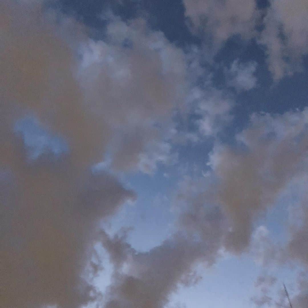 水嶋いとのインスタグラム：「・ 昼間の雲も好きだけど、 夜の雲も好きなんだ☁️ ・ ・ ・」