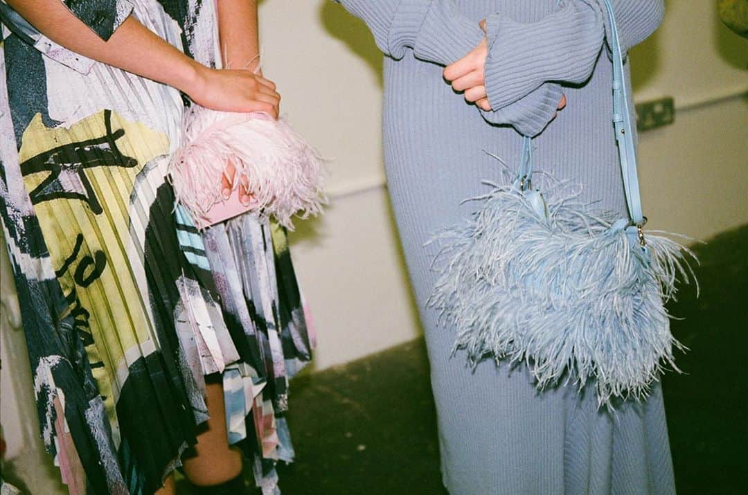 Marques Almeidaさんのインスタグラム写真 - (Marques AlmeidaInstagram)「Feather bags are a M’A must have 💙💙  #marquesalmeida #howdoyouwearyourma #featherbag #aw20 #babyblue #musthave #details」9月29日 18時50分 - marques_almeida