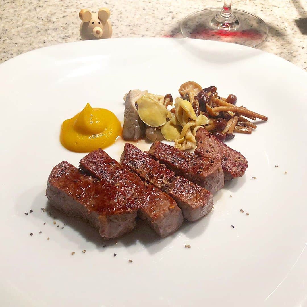 榊山敬代のインスタグラム：「🍄🎃🥩🍷… ・ ９月２９日の今日は 肉の日ということで  お肉の記録の巻  お肉がお買い得でしたこの日は ヘルシーな牛ヒレ肉つれて帰る  ジューとミディアムに焼いて ふっくら蒸し焼きキノコさん 甘いカボチャのピューレ添え 秋のステーキプレートの完成  実はカボチャスープの予定でしたが 途中の段階でお肉のソースにしたら  おいしいかもしれないなぁと おもいつきまして予定を変更  赤身でヘルシーなお肉へ 甘いカボチャが意外にも 相性よろしくてオイシィ  予定を変更してみたら新しい 発見に出あえてうれしいとき  #また食べたい  さて今日はお買い得の日で ワインを中心にチーズなど 一気に購入しました午前中  最近早起きなのでお店の オープン時間に行くのが 近頃の午前のマイブーム  そして午後は海の幸が届きお刺身に 皮が付いてるので上手に引けるかナ  どうやってやるのかわからないので YouTube先生に教えていただこう哉  💻💬…  そのようなわけでして 今日は肉の日だけども  お刺身祭りの予定 またおもいつきで  変更の可能性あるかもで ながれに任せたい肉の日  …🐟 #肉の日   ・　 ・ #おうちごはん 工夫 #おうち大好き #enjoyhome ・  ・  ・ ・ #秋 #食欲の秋  #dinner #夕食  #おうちごはん #おうちディナー#お肉 #meat #beef #パスチャーフェッドビーフ ドビーフ #ヒレ肉 #filet #赤ワイン #rosso #wine #vegetable #pumpkin #mushroom #きのこ#カボチャ #artist #kitchen #cooking #日本画家 の #お料理こんなもん #🎃」