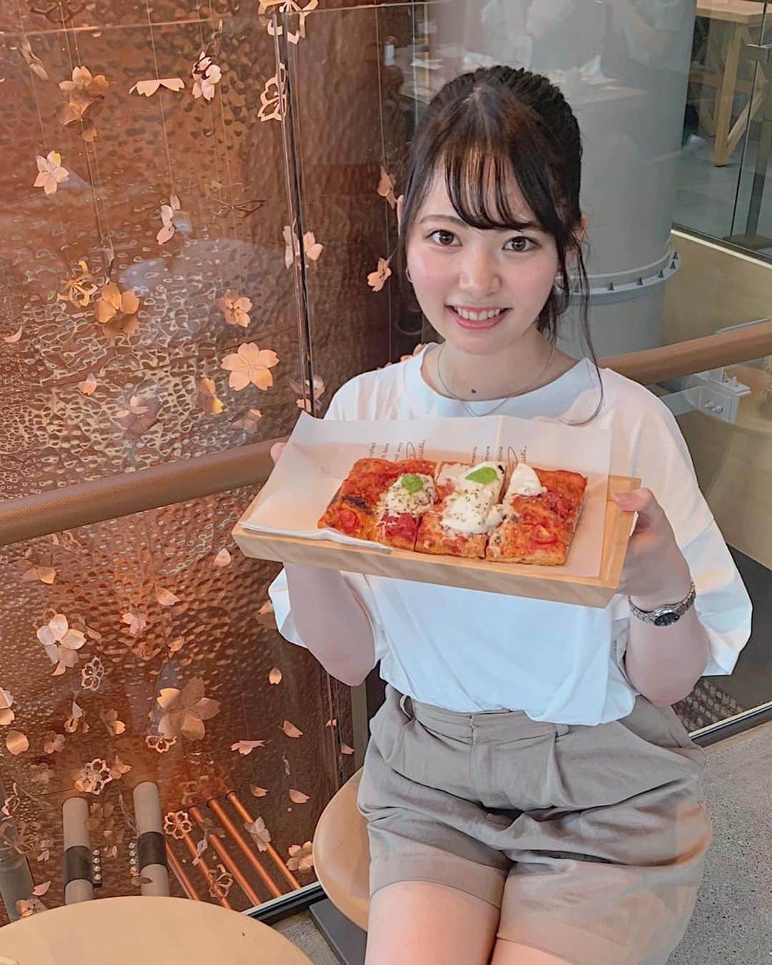林桃絢美のインスタグラム：「・ こんばんは！ ・ この前載せた写真と別バージョン✨ 夏ももう終わりですね、、、 この服は暫く着れないかな🤔 ・ ・ 本日も  #もなポチ で応援していただけたら嬉しいです☺🌼 残り少ない期間ですが最後まで応援よろしくお願い致します🌟 ・ ・ #日本女子大学コンテスト #日本女子大学 #ミスコンテスト  #starbuckscoffee #starbucks #roastery #followforfollowback  #スターバックス #ロースタリー #ピザ　#サロンモデル希望 #サロンモデル」