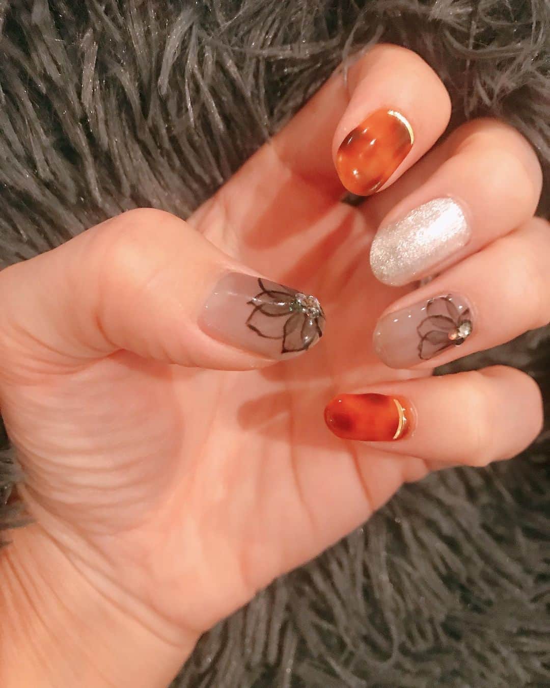 のインスタグラム：「【NEW NAIL】 季節はすっかり秋めいてきたなぁ☺️🍁 ネイルも夏から秋へチェンジ🌾  私のやりたい事全てを詰め込んでくれた天才ネイリストしょこたん💅 いつも完璧ネイルをありがとう😊 今回も大満足💖 #ネイル #ネイルチェンジ #nail #秋ネイル #nails #nailchange #autumn #秋 #happy #thankyou @shoko.nail」