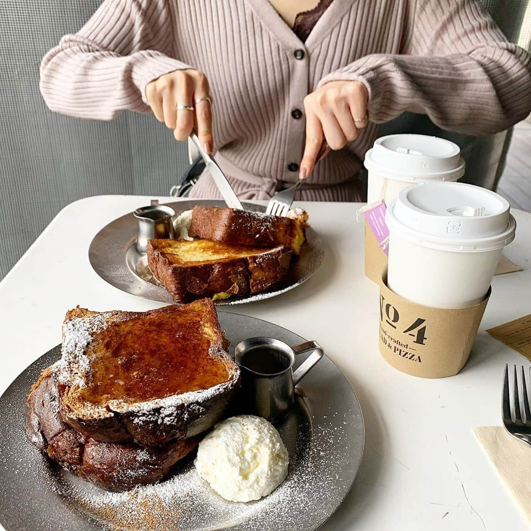 りょうくんグルメさんのインスタグラム写真 - (りょうくんグルメInstagram)「【麹町　No4】 お洒落モーニングの楽しめるお店😏 ㅤㅤㅤㅤㅤㅤㅤㅤㅤㅤㅤㅤㅤ 🏠#麹町　#no4 🚶‍♂️麹町駅徒歩5分 市ヶ谷駅徒歩5分 📖ブリオッシュフレンチトースト、塩ホイップクリーム(¥840)×2 セットドリンク(¥250)×2 ㅤㅤㅤㅤㅤㅤㅤㅤㅤㅤㅤㅤㅤ フレンチトーストの有名店！ 運ばれてきた瞬間からシナモンのいい香り。 サイズも想像より大きい！  塩ホイップとシロップが添えられてる 見た目も映えまくり。 フレンチトーストはめっちゃふわふわしみしみ。 トースト自体が香ばしい美味しさ。 ㅤㅤㅤㅤㅤㅤㅤㅤㅤㅤㅤㅤㅤ 塩ホイップが神。 ベーコンなしであまじょっぱ完成させてるの天才 ちょっとレベチすぎるくらい美味い 塩ホイップで最後まで飽きずに食べられる オシャだし美味しいし完璧すぎ ㅤㅤㅤㅤㅤㅤㅤㅤㅤㅤㅤㅤㅤ 追加トッピングもできるからお好みでプラスするのもあり！  店内は広くて席数多い。開放感あり。 お客さんも幅広く誰でも行きやすい。 お一人様もしやすいゆったりした雰囲気。 秋冬の朝にぴったり。 ㅤㅤㅤㅤㅤㅤㅤㅤㅤㅤㅤㅤㅤ モーニングだけじゃなくランチメニューも人気。 置いてあるパンも魅力的！ 特にエッグタルト美味しそうだったから絶対りぴる！  8:00 OPEN 〜 22:00 CLOSE (21:00 L.O.)  メニュー 8:00～10:45(L.O.)　：モーニング 11:30～CLOSE　　 ：ランチ ㅤㅤㅤㅤㅤㅤㅤㅤㅤㅤㅤㅤㅤ 東京都千代田区四番町5-9」9月29日 18時51分 - uryo1113