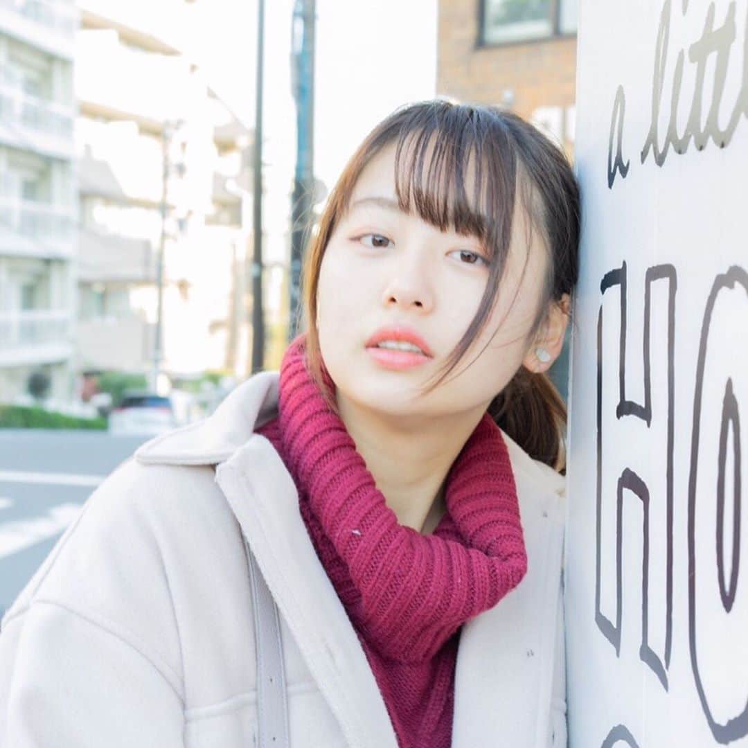 犬塚花菜子のインスタグラム：「今日はずっと前撮影モデルをさせていただいたときの写真！ 寒かったの覚えてる⛄  今日も皆さん1日お疲れ様でした！！ 29日分の #かなポチ ウェブ投票よろしくお願いします！！🙇‍♂️  #ミスコン#ミス桜美林#桜美林大学#ミスミスターコンテスト#ミクチャ#撮影モデル#サロンモデル#被写体#一眼レフ#ポートレート#フィルムカメラ#l4l#ootd#f4f#Instagram#instapic#東京#カフェ」