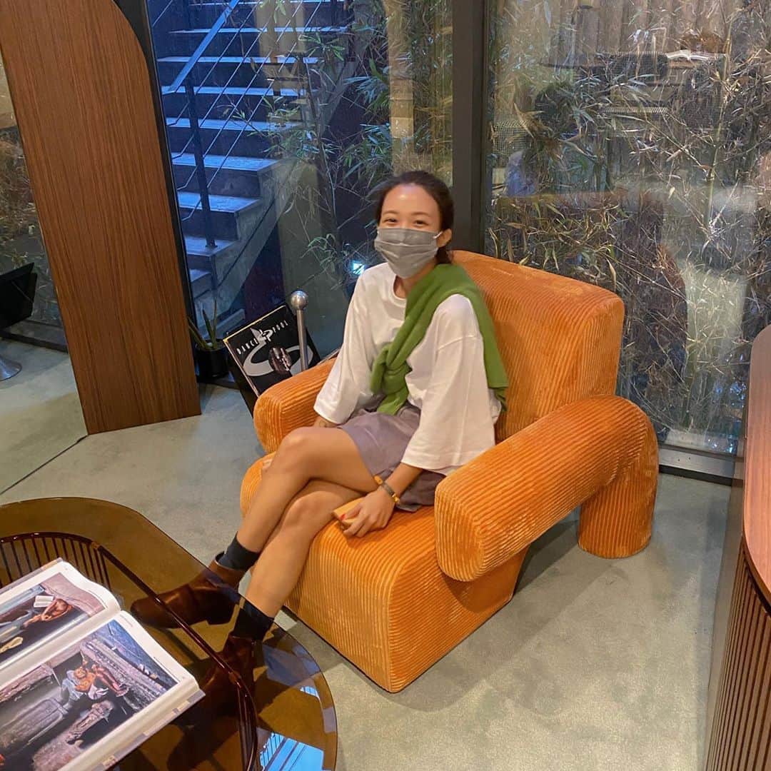 キム・ダヘのインスタグラム：「아니 12월 이사인데 소파가 너무 이뻐서 미리삼 12월에 배송해듀데요,,^^ 🧡」