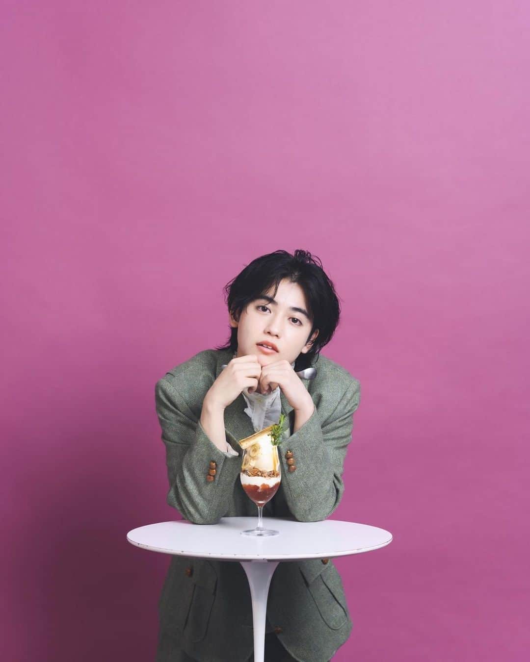 ゆうたろうさんのインスタグラム写真 - (ゆうたろうInstagram)「雑誌『Hanako』 発売中です。パフェ食べました。是非🍦  久しぶりに黒髪の自分見ました。いいね」9月29日 18時53分 - aaaoe__