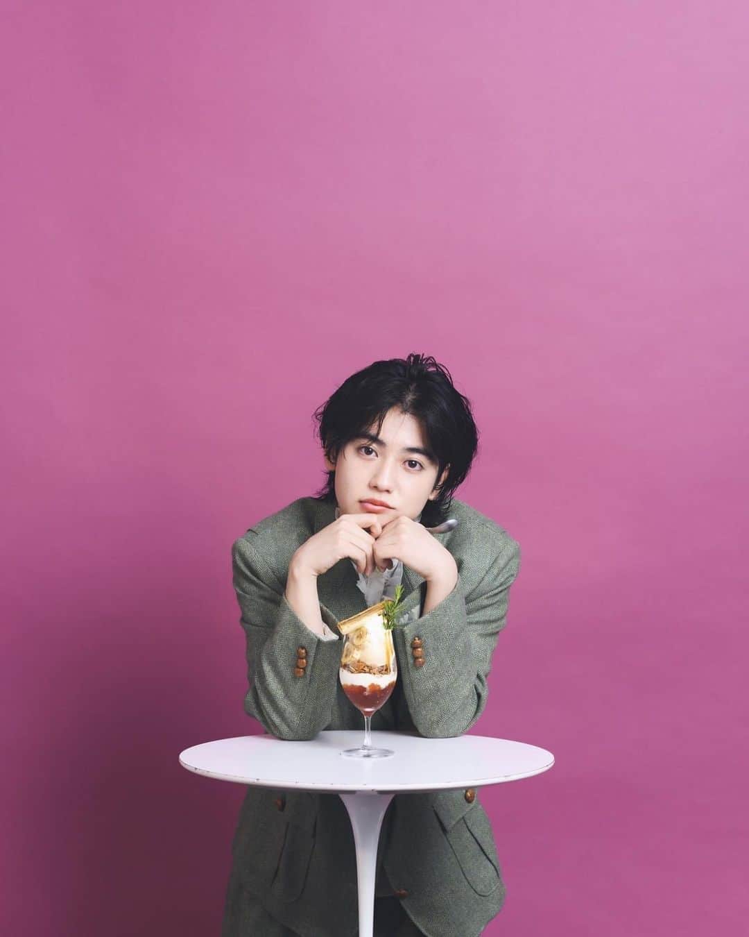 ゆうたろうさんのインスタグラム写真 - (ゆうたろうInstagram)「雑誌『Hanako』 発売中です。パフェ食べました。是非🍦  久しぶりに黒髪の自分見ました。いいね」9月29日 18時53分 - aaaoe__