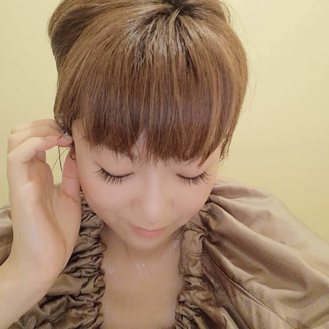 中島彩さんのインスタグラム写真 - (中島彩Instagram)「@jolibeaute.official でフルコース...💕 私の癒しスポット😍  よもぎハーブ蒸しからスタートして、 全身のリンパマッサージにフェイシャル❤️ ヨモギハーブ蒸しではお写真のように滝のような汗😏老廃物も排出して、むくみもすっきり❤️内側から温まって本当に気持ちがいい😍 肩首のこりがひどすぎて、肩をまわすのも使ったのですが💦強めのマッサージで驚くほどほぐれて軽く〜すっきり～😍 強めのマッサージは病みつき😏　  私が毎回欠かせないのが、ジョリボーテオリジナルのエレクトロリフティングフェイシャル💕 リフトアップ効果を直後から実感できるのが魅力的😍 むくみはもちろん、気になるたるみもしゅっと✨　　 私はフェイスライン強化で小顔調整も毎回オプションでお願いしています❤️ 毎回帰るときには心からリラックスして脱け殻のようになっています😍✨ 芦屋店もオープンしたので、また行ってみたいなぁ...💕  #ジョリボーテ　#苦楽園口　#エステ　#苦楽園エステ #ヨモギハーブ蒸し　#リフトアップ　#フェイシャル　#表情筋エレクトロリフティング #アンチエイジング　#エイジングケア　#毛穴ケア　#エステサロン」9月29日 18時54分 - aya.n.aya