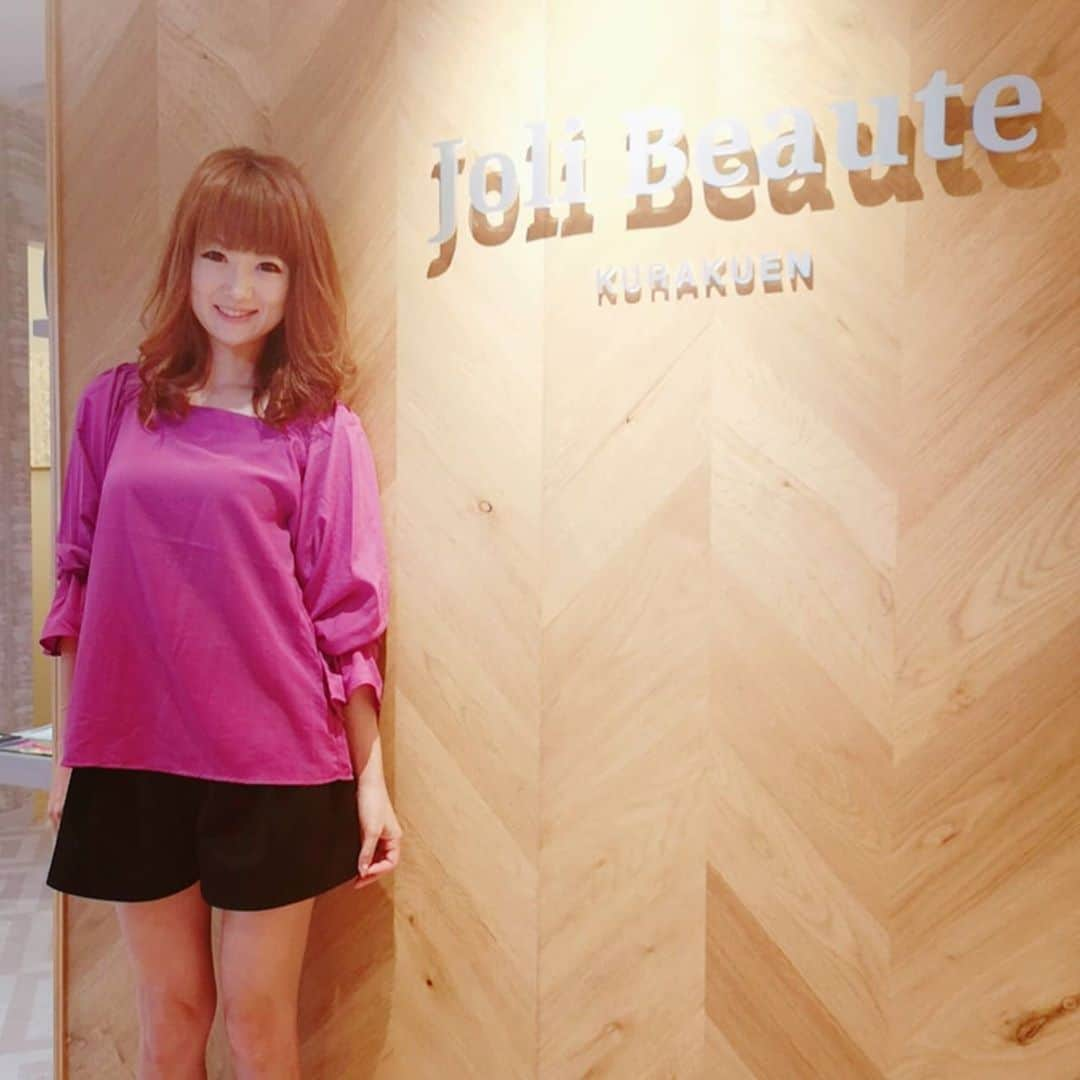 中島彩さんのインスタグラム写真 - (中島彩Instagram)「@jolibeaute.official でフルコース...💕 私の癒しスポット😍  よもぎハーブ蒸しからスタートして、 全身のリンパマッサージにフェイシャル❤️ ヨモギハーブ蒸しではお写真のように滝のような汗😏老廃物も排出して、むくみもすっきり❤️内側から温まって本当に気持ちがいい😍 肩首のこりがひどすぎて、肩をまわすのも使ったのですが💦強めのマッサージで驚くほどほぐれて軽く〜すっきり～😍 強めのマッサージは病みつき😏　  私が毎回欠かせないのが、ジョリボーテオリジナルのエレクトロリフティングフェイシャル💕 リフトアップ効果を直後から実感できるのが魅力的😍 むくみはもちろん、気になるたるみもしゅっと✨　　 私はフェイスライン強化で小顔調整も毎回オプションでお願いしています❤️ 毎回帰るときには心からリラックスして脱け殻のようになっています😍✨ 芦屋店もオープンしたので、また行ってみたいなぁ...💕  #ジョリボーテ　#苦楽園口　#エステ　#苦楽園エステ #ヨモギハーブ蒸し　#リフトアップ　#フェイシャル　#表情筋エレクトロリフティング #アンチエイジング　#エイジングケア　#毛穴ケア　#エステサロン」9月29日 18時54分 - aya.n.aya