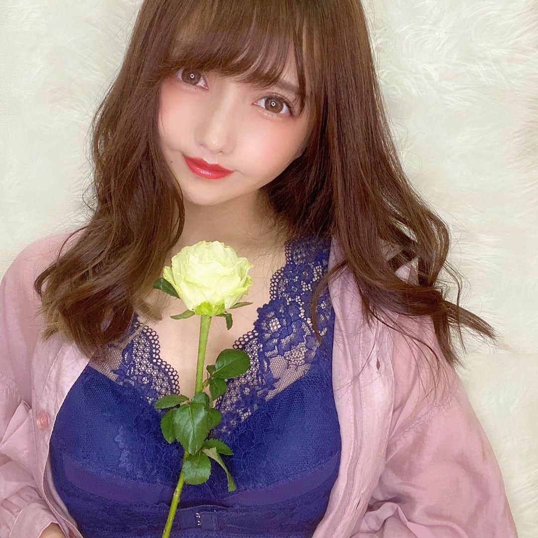 遠藤 玲奈 /endo renaのインスタグラム：「最近よく見かけるナイトブラ( @lulukushel )GET🐏🌙 . ナイトブラだけどお昼も普通に使えるから便利だし楽ちん☻ . わたしはオフショルとか結構着るから、ストラップが太めのレースなの可愛いし助かる☕🍫💭  #くつろぎ育乳ブラ #ナイトブラ #育乳 #lulukushel #育乳ブラ #ルルクシェル#PR」
