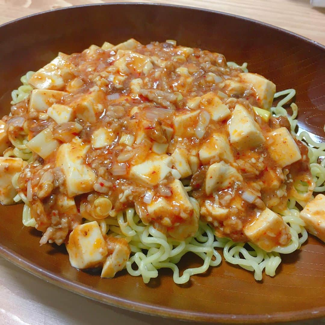 山西章博のインスタグラム：「今日のご飯。麻婆豆腐焼きそばなのさ！ #麻婆豆腐 #麻婆豆腐焼きそば  #業務スーパー #焼きそば一玉19円 #米に合うものは麺にも合う #そして酒にも合う #初心者主夫」