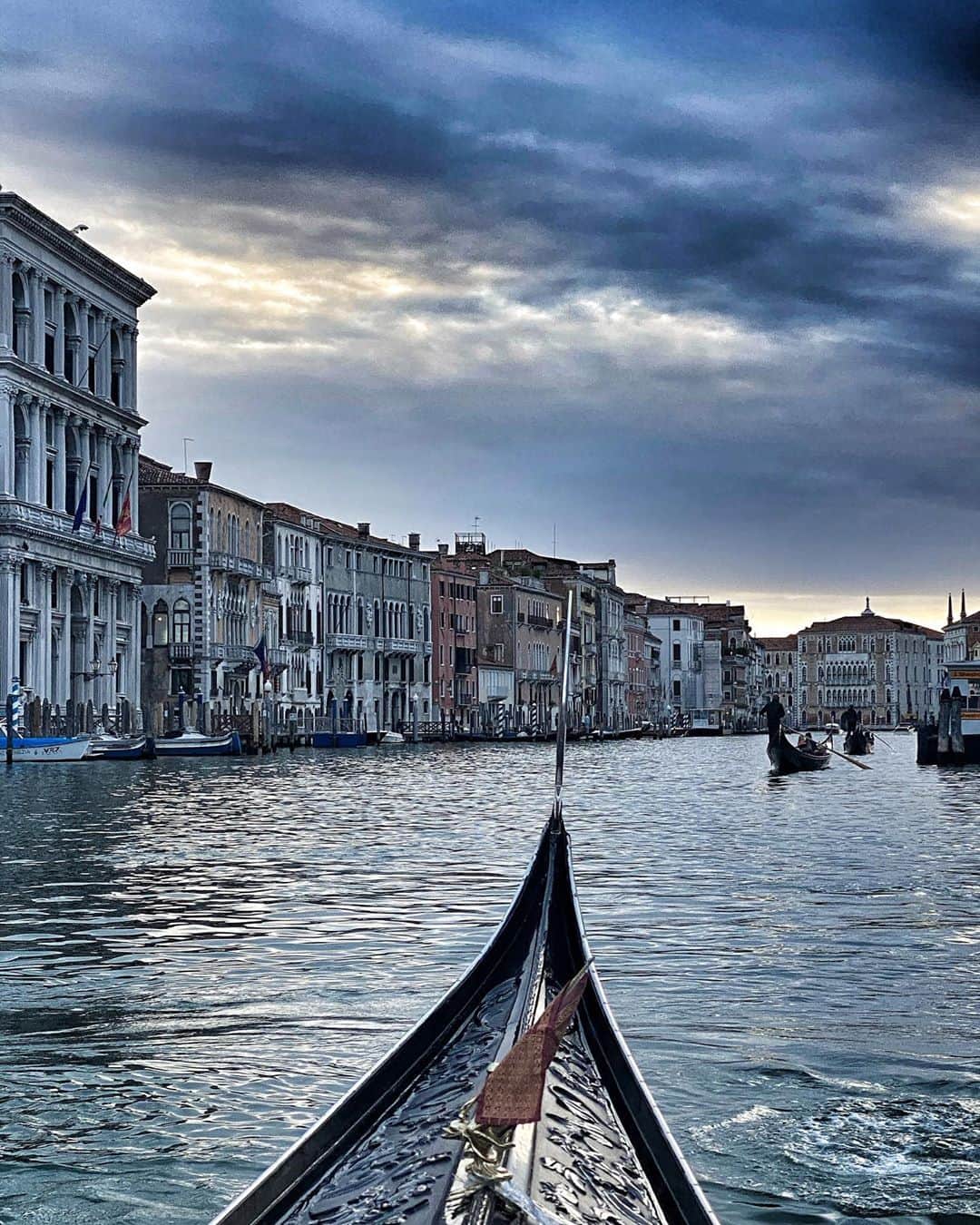 ヨハネス・ヒューブルさんのインスタグラム写真 - (ヨハネス・ヒューブルInstagram)「Postcards from Venice for our moms 💙 #swipe to see Venice」9月29日 18時56分 - johanneshuebl
