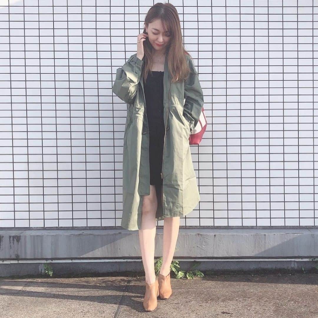 菊池かなこのインスタグラム：「. すっかり涼しくて、 羽織で楽しめる季節🍁 . オーバーサイズだけど 上品に着られてすごく便利なミリタリーコート 🧥 @takahashiwear  . ウエストマークして ヒールに合わせて着るのが好き😍 . . ୨୧┈┈┈┈┈┈┈┈┈┈┈┈┈┈┈┈┈୨୧ @takahashiwear #服のタカハシ#オフプライスストア #プチプラファッション#秋コーデ#秋ファッション #ミリタリーコート#モッズコート#カーキコーデ#pr #秋コート#ブーティー#ブーティ#ショートブーツ #プチプラコーデ#プチプラファッション#プチプラ高見えコーデ#プチプラ高見え#アラサーコーデ #カジュアルコーデ#ファッション#fashion」