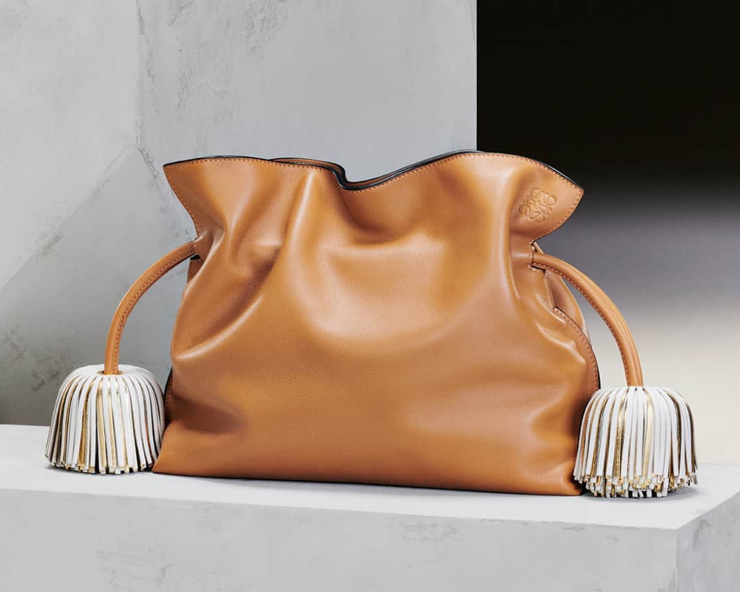 Loeweさんのインスタグラム写真 - (LoeweInstagram)「The new Flamenco Bell Tassel clutch arrives on loewe.com  The Flamenco bag was first launched in the 1970s. In its new shape, the clutch cinches closed using drawstring pulls which are finished with playful two tone tassels.  #LOEWE #LOEWEFW20」9月29日 19時00分 - loewe