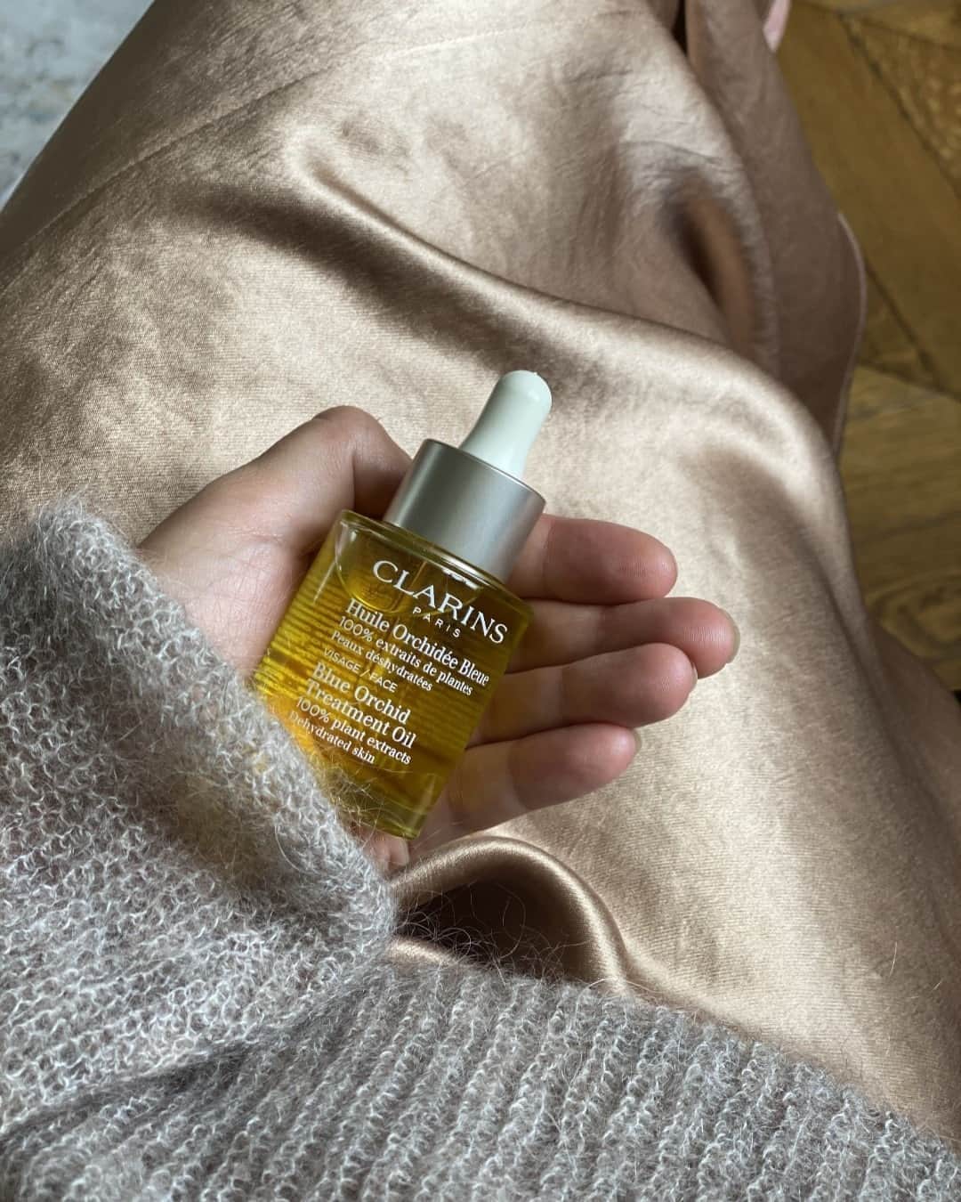ClarinsUKさんのインスタグラム写真 - (ClarinsUKInstagram)「Is the sudden change in temperature making your skin feel dry? 🙋🏼‍♀️  Our Blue Orchid Oil is a targeted treatment for dehydrated skin that tones, revitalises and restores radiance to moisture-depleted skin ✨  📸 image via @thestylistandthewardrobe  #Clarins #BlueOrchidOil #MeetYourMostLoved #DrySkin」9月29日 19時00分 - clarinsuk