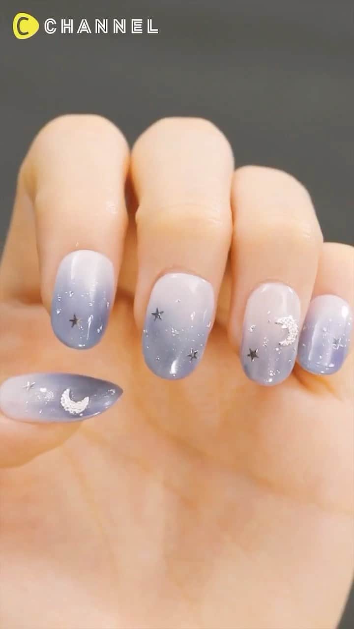 のインスタグラム：「アイシャドウでグラデ夜空ネイル🌌⁣ ⁣ produced by Nail Quick⁣ @chanmori_nail @nailquick⁣ @cchannel_beauty ⁣ アイシャドウで簡単! 夜空をモチーフにしたグラデーションネイルをご紹介♡⁣ ⁣ ＜手順＞⁣ 1.ラメ入りの白いジェルを２度塗りする。⁣ 2.拭き取って、表面を軽くやすりにかける。⁣ 3.青と紫のアイシャドウをグラデーションにつけていく。⁣ 4.クリアジェルを塗り、星、銀箔、月のパーツをつける。⁣ 5.トップジェルを塗って完成。⁣ ⁣ ⁣ #ネイル#ネイルクイック#ネイルデザイン#個性派ネイル#ネイル好きな人と繋がりたい#ネイル動画#ネイルデザイン2020#cchanネイル#セルフネイル#nails#nailart#nail#nailstagram#naildesigns#nailfashion#nailsnailsnails#アイシャドウネイル#グラデネイル#グラデーションネイル#塗りかけネイル#星空ネイル#ニュアンスネイル#星ネイル#くすみネイル#夜空ネイル#ジェルネイルデザイン」