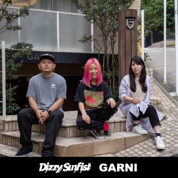 あやぺたのインスタグラム：「大好きなGARNI(@garni_official )とコラボさせてもらいます！！ ネックレスが発売します！！ ⚡️のトップは、スタッズ風にしてもらって、裏にはロゴが入ってます！ チェーンは自分で長さを調整できるようにボールチェーンにしてもらってます！ トップもチェーンもシルバーです！！ シルバーアクセサリーなので、少し値ははりますが、一生つけてもらえる思います。 10/1から予約開始です！ よろしくお願いします！！！」