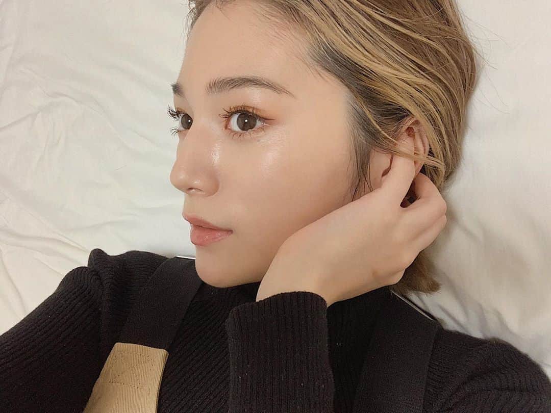 浪花ほのかのインスタグラム：「今日の使ったコスメ👩🏼 安定にオレンジメイクです♡♡  ・Dior バックステージアイパレット003アンバー ・MAC グロープレイブラッシュそーナチュラル ・3ce グロークッション 002 ・BOBBIBROWN クラッシュドリップカラー ココア ・CLARINS コンフォートリップオイル01」