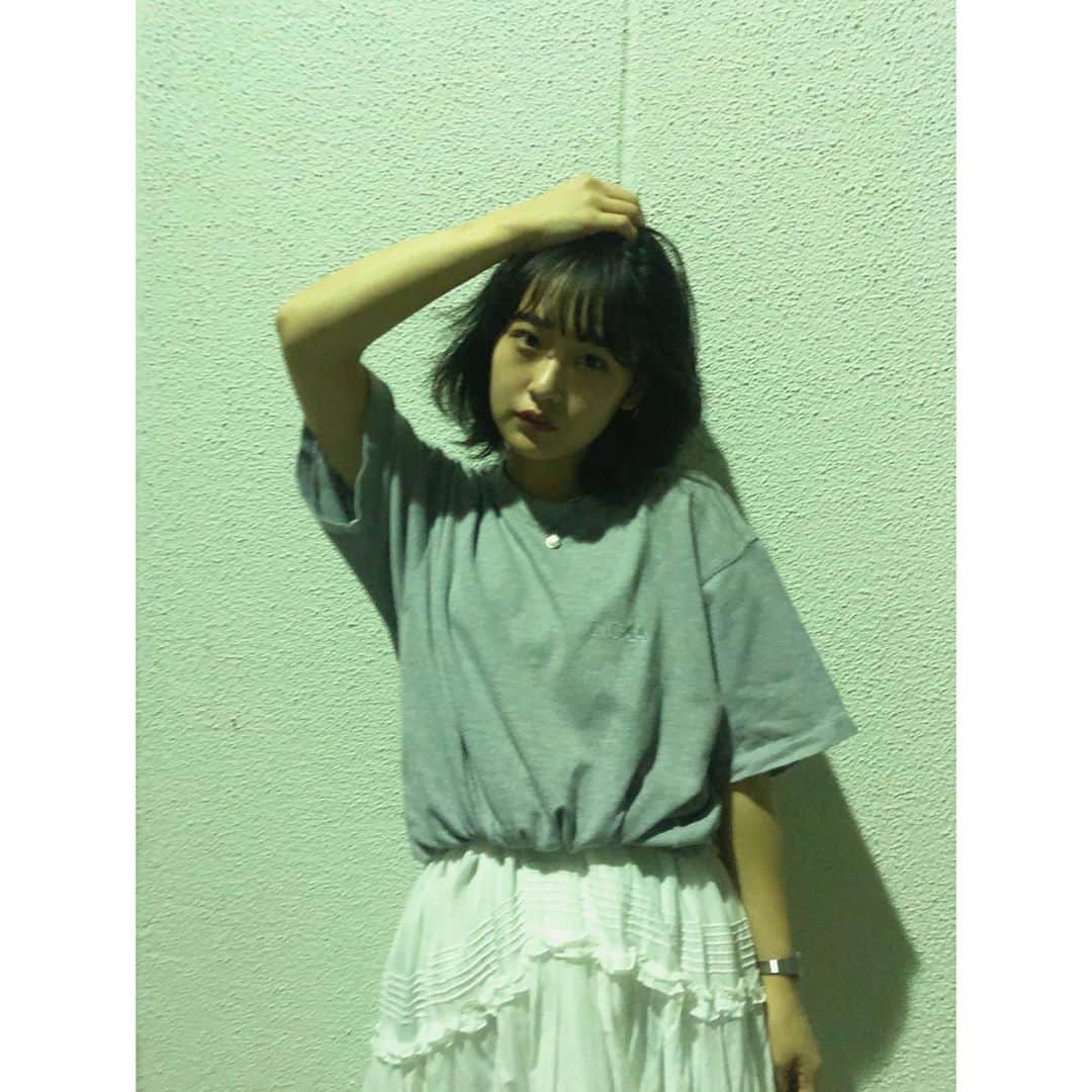 水嶋いとのインスタグラム：「・﻿ おじいちゃんのお下がりTシャツ﻿ 私が着るとオーバーサイズになるの！﻿ ﻿ グレーのTシャツって真夏は抵抗あるけど﻿ 今の時期ならちょうど良いね🕊﻿ ・﻿ ・﻿ ・﻿ #ootd  #レイヤーカット #レイヤーボブ」
