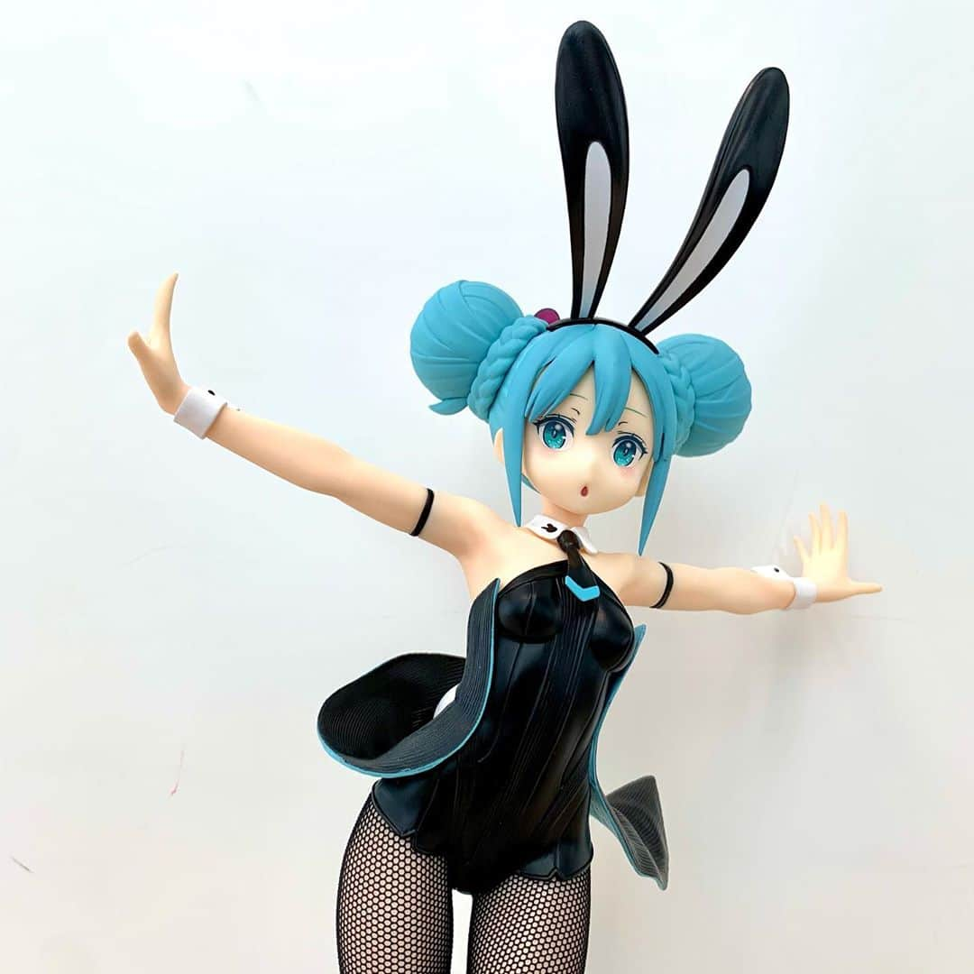 初音ミクさんのインスタグラム写真 - (初音ミクInstagram)「🐰 #初音ミク のプライズ#フィギュア 「BiCute Bunnies Figure - 初音ミク -」がフリューから登場！ 全高31cmというビッグサイズ！そして縫製網タイツがポイント👀✨ . 黒星紅白さんデザインのバニーミクは360°どこから見てもキュート！このかわいさに死角なし！ リアルに縫製された網タイツは是非ともお手に取って、その素晴らしさを確かめていただきたいです🥺 . お近くのゲームセンターで見かけた際は、お迎えしてあげてくださいね☺️ . #hatsunemiku #figurephotography #toyphotography #toypics #バニーガール #うさ耳 #うさみみ」9月29日 19時02分 - cfm_miku_official