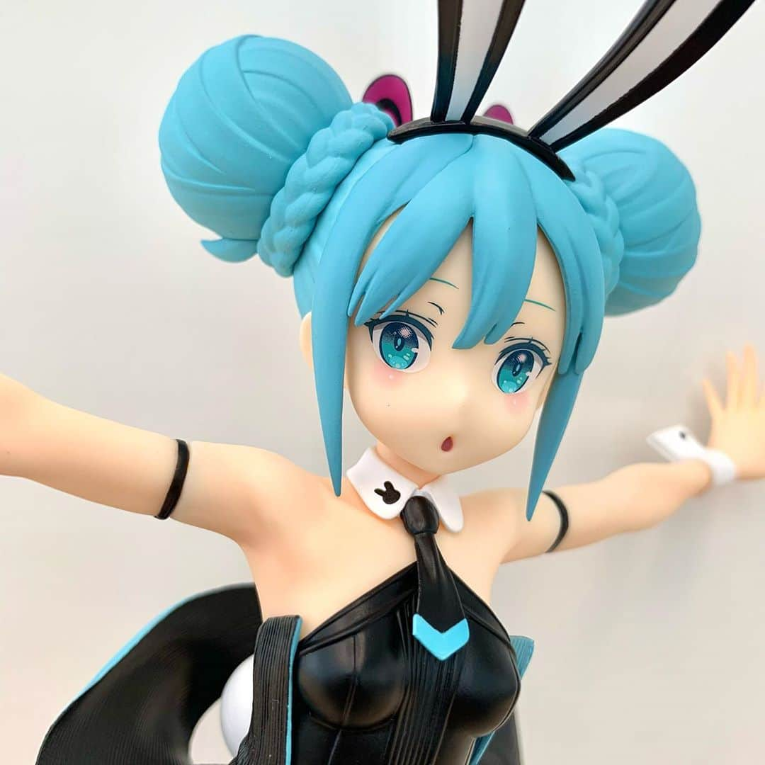 初音ミクさんのインスタグラム写真 - (初音ミクInstagram)「🐰 #初音ミク のプライズ#フィギュア 「BiCute Bunnies Figure - 初音ミク -」がフリューから登場！ 全高31cmというビッグサイズ！そして縫製網タイツがポイント👀✨ . 黒星紅白さんデザインのバニーミクは360°どこから見てもキュート！このかわいさに死角なし！ リアルに縫製された網タイツは是非ともお手に取って、その素晴らしさを確かめていただきたいです🥺 . お近くのゲームセンターで見かけた際は、お迎えしてあげてくださいね☺️ . #hatsunemiku #figurephotography #toyphotography #toypics #バニーガール #うさ耳 #うさみみ」9月29日 19時02分 - cfm_miku_official