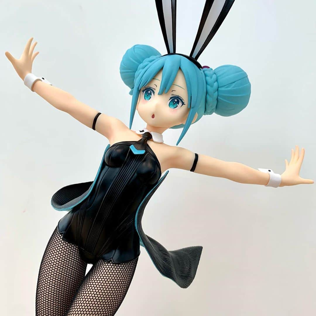 初音ミクさんのインスタグラム写真 - (初音ミクInstagram)「🐰 #初音ミク のプライズ#フィギュア 「BiCute Bunnies Figure - 初音ミク -」がフリューから登場！ 全高31cmというビッグサイズ！そして縫製網タイツがポイント👀✨ . 黒星紅白さんデザインのバニーミクは360°どこから見てもキュート！このかわいさに死角なし！ リアルに縫製された網タイツは是非ともお手に取って、その素晴らしさを確かめていただきたいです🥺 . お近くのゲームセンターで見かけた際は、お迎えしてあげてくださいね☺️ . #hatsunemiku #figurephotography #toyphotography #toypics #バニーガール #うさ耳 #うさみみ」9月29日 19時02分 - cfm_miku_official