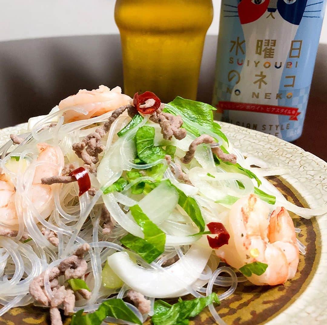 のインスタグラム：「「#水曜日のネコ」にぴったり合う「#ヤムウンセン」のレシピをご紹介🇹🇭🍻  とっても簡単にできるタイ風春雨サラダです🍽  沸騰した湯に豚ひき肉→エビ→春雨の順に入れる。春雨は推奨ゆで時間通りにゆでる。 具をゆでている間に、玉ねぎとセロリを切る。 たれの材料(ナンプラー、レモン果汁、砂糖、パクチーチューブ、赤唐辛子)を混ぜる。 ゆであがった具材が温かいうちに、たれと和える。 しっかりと春雨に味が染みたら、水切りしたたまねぎとセロリを加え、さらに和えたら完成！（タッパーに入れてぶんぶん振り回して和えるとラク！) . ペアリングのポイントや分量など、更に詳しく知りたい方は、#よなよな料理部 のこちらの記事で👉 https://yonasato.com/column/choimeshi_19 ( @yonayona.ale のプロフィール欄から飛べます✈️）  ===  ヤッホーのビールを飲んだ日は @yonayona.ale をタグ付けして、postいただけると嬉しいです😊 もしかしたらリポストさせていただく…かも？  === . . #ビール #クラフトビール #家飲み #飲酒タグラム #宅飲み #呑み #ビール女子 #ビール好き #ビアスタグラム #ビールクズ #ビール大好き #ビール好きな人と繋がりたい #beer #craftbeer #cheers #instabeer #beerstagram #beertime #ビール部 #ヤッホーブルーイング #ビール飲みたい #缶ビール #おうちごはん #ペアリング #レシピ #おつまみ #タイ料理」