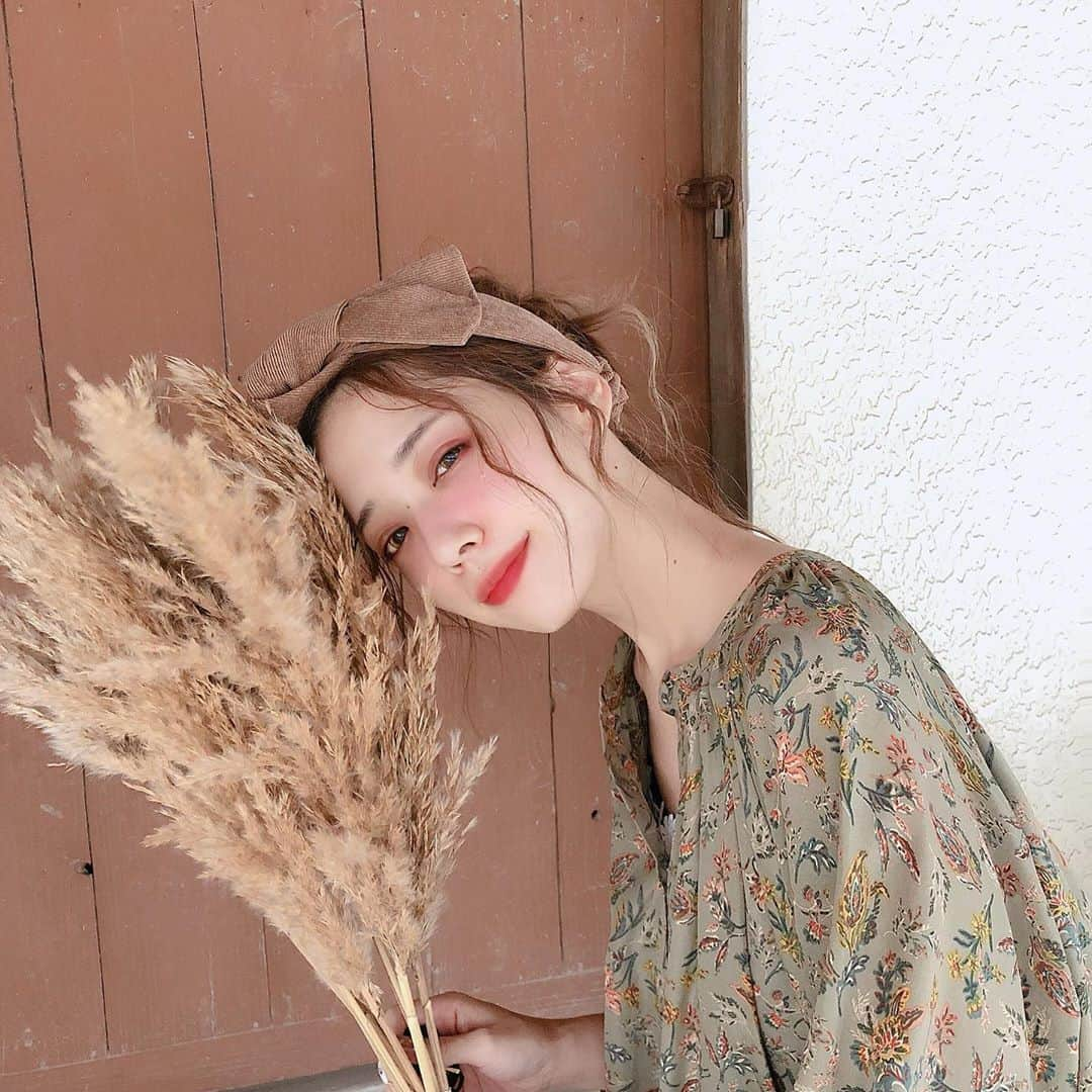 原田彩さんのインスタグラム写真 - (原田彩Instagram)「🌾🌾🌾 . これ全部メイクアプリで ピンクメイクしたやつ‪‪❤︎‬ . 変なところにメイクされないし 口の前にモノがきても その部分のメイクを勝手に避けてくれて 進化しているなあと思った🧐 . #メイクアプリ #beautyplus #ピンクメイク #アプリメイク #元はすっぴんです #アプリの進化 #文明の利器 #お団子アレンジ #セルフアレンジ #ターバンアレンジ #お団子ヘア #デコ出し #後れ毛アレンジ #巻き髪 #ドライフラワーブーケ #古民家暮らし」9月29日 19時03分 - ancororiin