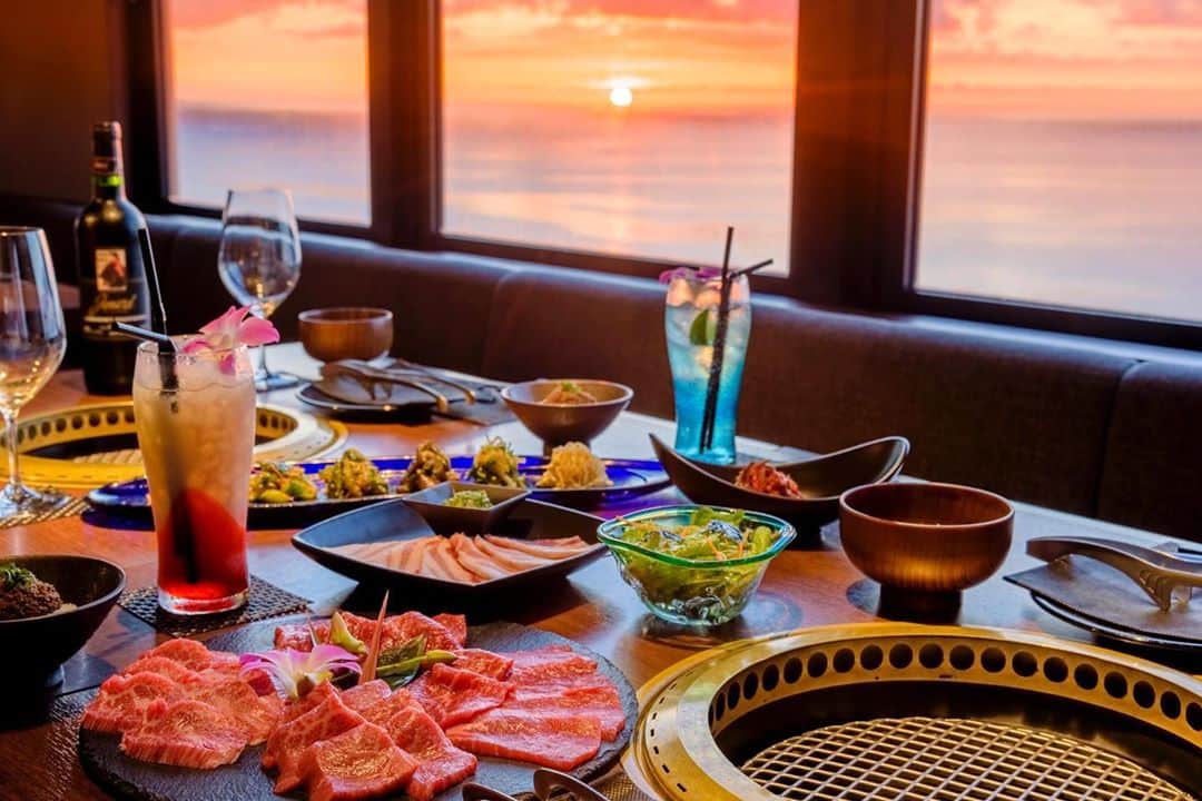 Kafuu Resortさんのインスタグラム写真 - (Kafuu ResortInstagram)「カフーリゾートのレストランは全て海に面しており、シーズンごとの夕陽をお愉しみいただけます。 そんな中でも、アネックス棟最上階に位置する琉球 BBQ Blueから見えるパノラマの夕景は格別。 夕陽の時間に合わせて、ディナータイムを過ごされるのもおすすめですよ。 . #sunsetease #sunseteasekafuu #夕日の見える宿日本一 #カフーリゾートフチャクコンドホテル #カフーリゾート #kafuuresortfuchakucondohotel #kafuuresort #琉球bbqblue #kato_pleasure_group #follow #夕陽 #夕日 #instagood  #instasunset #sunsetlovers #sunset #焼肉 #ホテルディナー #ディナー #hoteldinner #癒し #贅沢 #沖縄時間 #resort #リゾートホテル #沖縄ホテル #沖縄 #恩納村 #okinawa」9月29日 19時05分 - kafuu_resort