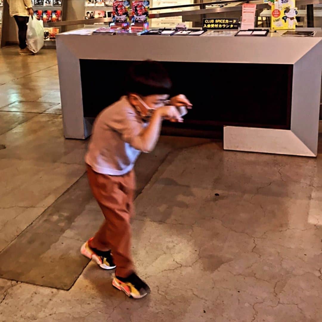 モッチェ 永井のインスタグラム：「そういえばムスコの陽(よう)が5歳になりました。昨年は、せなけいこ展。今年はクレヨンしんちゃんの映画を鑑賞。さいきん保育園から自宅まで帰り道を走るムスコ。「かけっこで勝ちたい」らしい。大人でも自転車で10分の距離をマジで走り抜いててビックリ。１度、家で迎えたら「人ってこんなに良い顔になれるのか…」というくらい清々しい顔してました。そういうモノを見せてくれて、自分としては、ありがたい日々です。奇声を発してお尻を出したりするけど。今のうちかな？とも。おめでとう！」