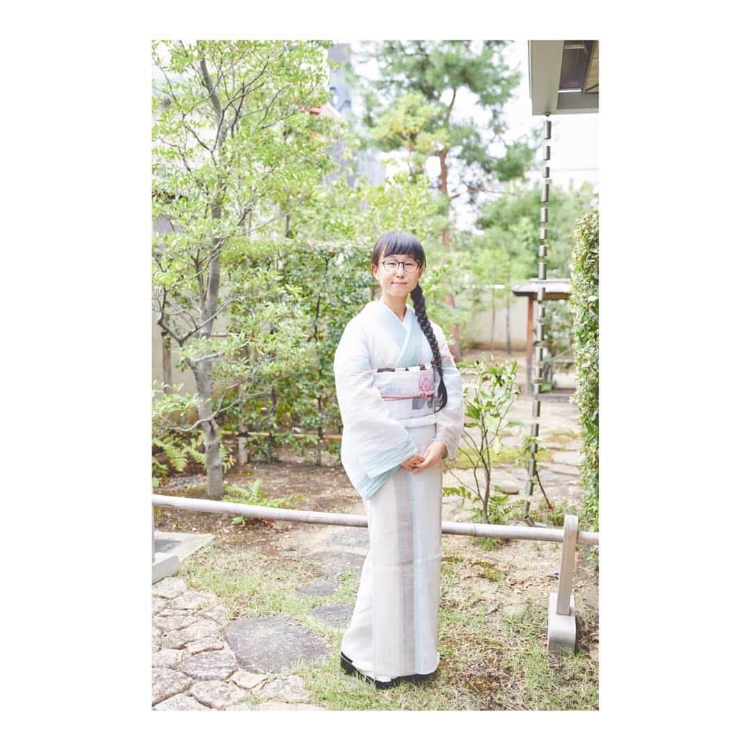 土井コマキさんのインスタグラム写真 - (土井コマキInstagram)「ばんちゃん @banchan_n にお誘いいただき、着物で町歩きイベント。 NADASHIKOさんにお借りした着物は、自分ではなかなか選ばないシックな麻の着物。着心地よくてご機嫌さんでした。ありがとうございました♡NADESHIKOさんの着物は、ちゃんとしながらもモダンで可愛い。お洒落です。 撮影は我らのナベラマン @nabespg です。 #こまきもの」9月29日 19時11分 - doikomaki