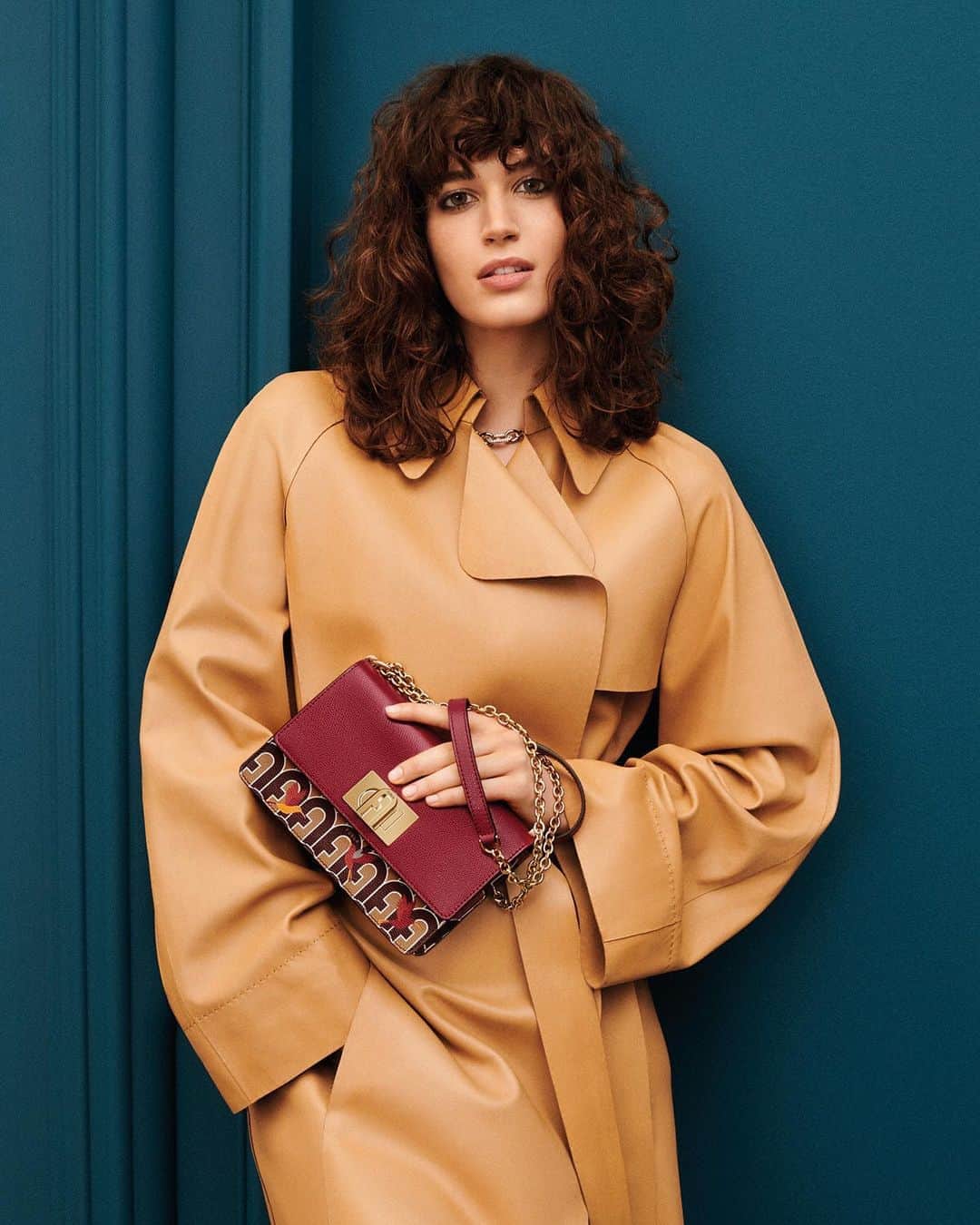 フルラのインスタグラム：「The hummingbird design is an elegant addition to this season’s collection. @gretaferro finishes off her outfit with the new Furla 1927 Mini Crossbody.  Creative Direction: Magnus Berger & Tenzin Wild @thelast_universe Photographer Director: @giampaolosgura Stylist: @sissy.vian Hair Stylist: @francogobbi1 Make up: @cosettagiorgetti  #thefurlasociety #furlafeeling #newcollection #furla #accessories #fashion」