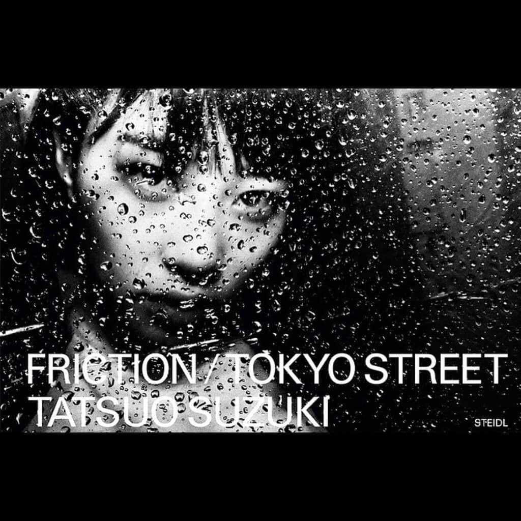 Tatsuo Suzukiさんのインスタグラム写真 - (Tatsuo SuzukiInstagram)「いよいよ明日、写真評論家のタカザワケンジさんとのオンライントークイベントとなります。 自分としては、何故撮るのか、何を思っているのかということをベースに、ストリート写真の歴史を辿りつつ、現在の立ち位置等、タカザワケンジさんとの会話ができればと思います。 どうぞよろしくお願いいたします。 先行販売のZine:Tokyo Street Vol.4,または写真集Friction / Tokyo Street をご購入、もしくはチケット券ご購入で視聴できます。 ご検討いただければ幸いです。 リンクは銀座蔦屋書店 @ginzatsutayabooks_photofashion のプロフィール内にあります。  #repost @ginzatsutayabooks_photofashion ・・・ - ＼いよいよ明日開催／ ＼ご予約受付中／ 【オンライントークイベント】 写真家・鈴木達朗×写真評論家・タカザワケンジ　ストリートフォトグラフィーのこれから  【日時】 9月30日（水）20時〜  【場所】 オンライン ※Zoomのウェビナー機能を使ってライブ配信をいたします。  【詳細WEBページ】 https://store.tsite.jp/ginza/event/art/15925-1657430914.html  【お申込方法】 Peatixから参加対象商品をお買い求め下さい。 https://peatix.com/event/1634352/  ※Peatixにアクセスして検索ページから『銀座蔦屋書店』で検索して頂き、検索結果から当イベントページをお選び下さい。  ------ ストリートフォトグラファー・鈴木達朗さんと写真評論家のタカザワケンジさんのオンライントークイベントを開催いたします。  ストリートの変化、Steidl Book Award Japanでのエピソードや新刊の制作秘話、そして鈴木さん自身が向き合ってきたストリートフォトグラフィーを取り巻く被写体と肖像権の問題についても、キャンディッドフォトグラフィーの歴史やアートとしての文脈を俯瞰しながら、これからのストリートフォトグラフィーの在り方について語り合います。 皆様のご参加を心よりお待ちしております。  【参加条件】 イベントチケット予約・販売サービス「Peatix」にて以下のいずれかをご購入いただいたお客様 1.イベント参加券 (1,500円/税込) 2.書籍付きイベント参加券　書籍＋送料 「Friction / Tokyo Street」 (7,450円/税込) 3.書籍付きイベント参加券　書籍＋送料 「TOKYO STREET VOL.4」 (3,000円/税込)  #ginza#ginzatsutaya#ginzasix#tatsuosuzuki#kenjitakazawa#fictiontokyo#steidl#steidlbooks#steidlbookaward#steidlbookawardjapan#streetphotography#streetphotographers#streetphotographer#tokyostreet#tokyostreetphotography#streetphoto#candidphotography#candidphotographer#鈴木達朗#タカザワケンジ#ストリートフォト#ストリートフォトグラフィー#シュタイデル#シュタイデル社」9月29日 19時13分 - tatsuo_suzuki_001