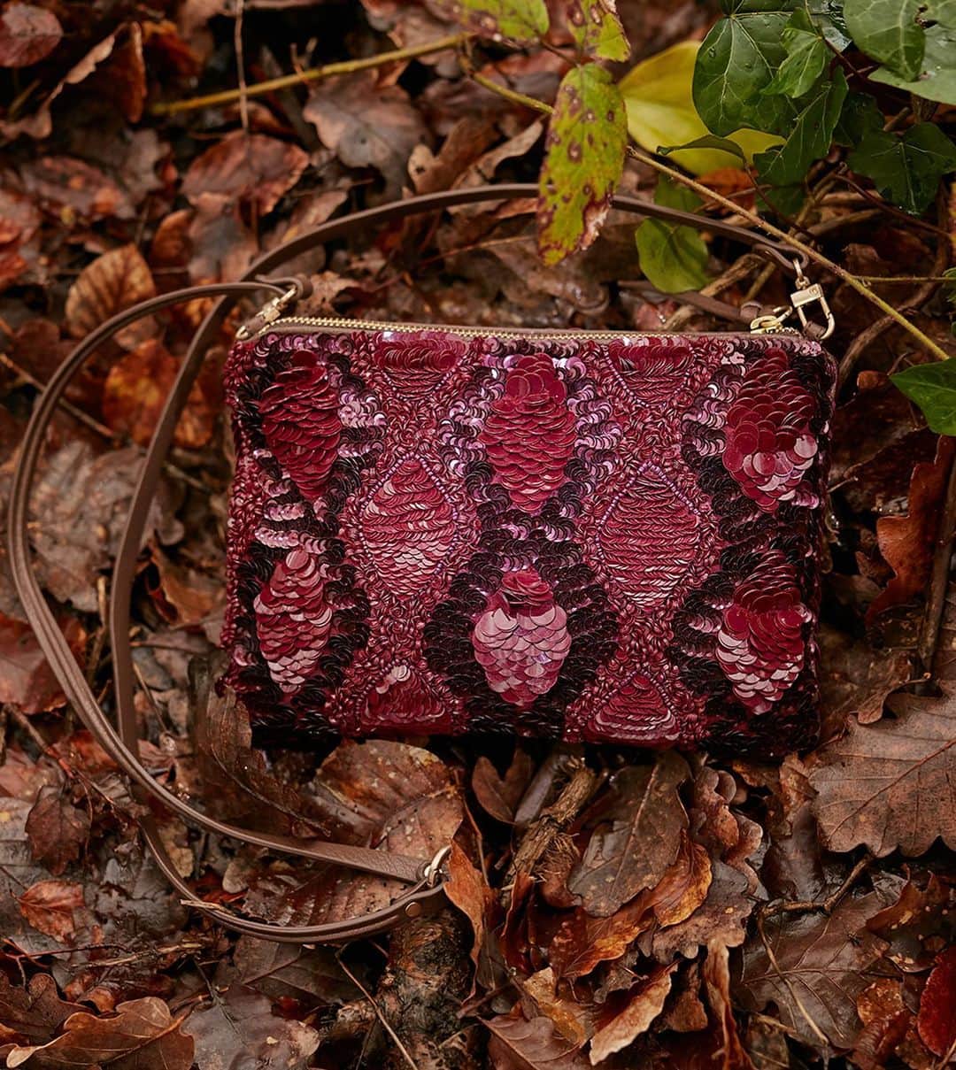 ジャマンピュエッシュのインスタグラム：「A beautiful hand-embroidered pouch inspired by snakeskin pattern」