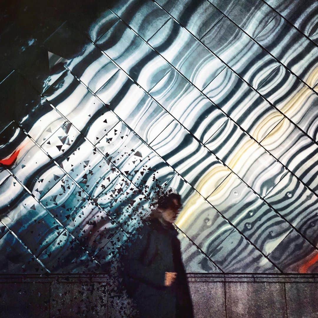 まめのインスタグラム：「🚀 . . #ザ壁部 #peoplewalkingpastwalls . #igersjp #indies_minimal #reco_ig #shotoniphone #youmobile」