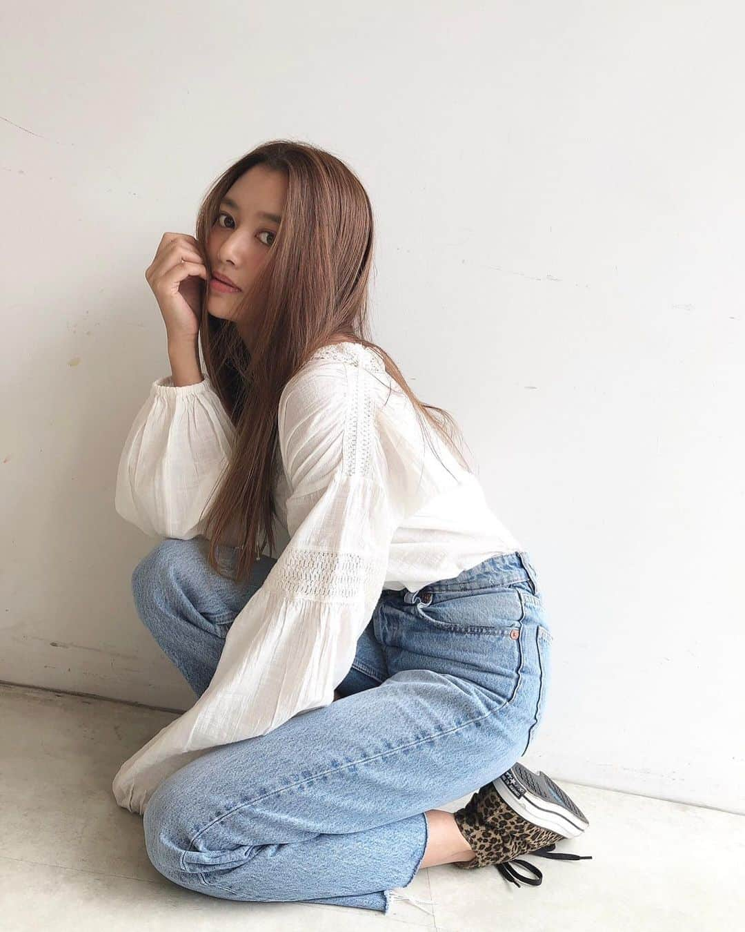 安斉奈緒美さんのインスタグラム写真 - (安斉奈緒美Instagram)「今日の私服ちゃん。  tops.. @ungrid_official  denim.. @zara  shose.. @converse_jp   今日は原宿にいました🐕 @s_h_i_m_a_b さんに 髪の毛トリートメントしてもらいさらさらです🧖🏽‍♀️ おススメのヘアケア剤も教えてもらいました。 (写真4枚目のムコタアデゥーラ)  ドライヤー前につけると 髪が柔らかくなるらしい😉  こうしてケアしながら しばらくロングキープする予定です😊  #私服　#ヘアケア #トリートメント」9月29日 19時25分 - naomiyogachan