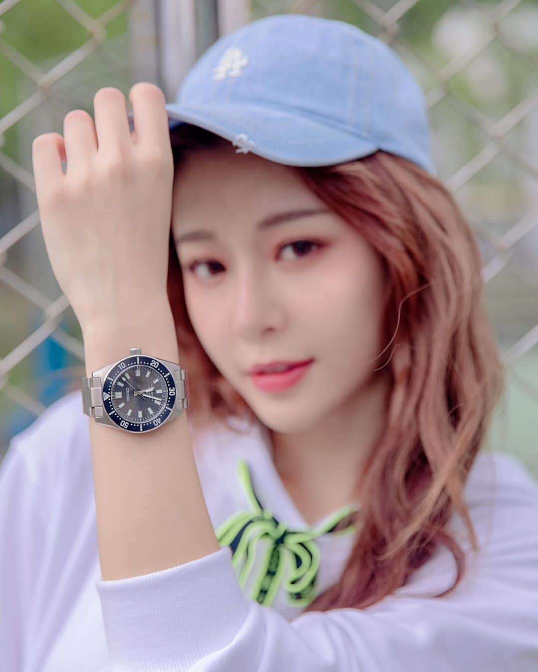 Yuriさんのインスタグラム写真 - (YuriInstagram)「Seiko Prospex 機械腕錶是不是很適合運動風又有個性的我呢😎  熟悉我的人都知道，我私底下習慣穿著比較休閒運動，這款錶雖然不是小巧的女錶，但剛好符合我私下的風格，日常隨性運動風的搭配，是不是也都不違和！  最近常戴著這只錶去練舞或爬山，因為很服貼讓我可以戴著他安心活動。有時行程比較滿，常常練舞完還需要趕下一個工作，這款錶的寬大時標很容易判讀，讓我方便隨時掌握時間和日期👍🏻  跟我一樣愛從事各類戶外活動的你們別錯過啦🤩  #Seiko #Prospex #1965復刻現代版 #運動錶款 #SPB143J1 @seiko_taiwan  Makeup: @rm___makeup  Photographer: @glenn_boy7」9月29日 19時19分 - xx15995