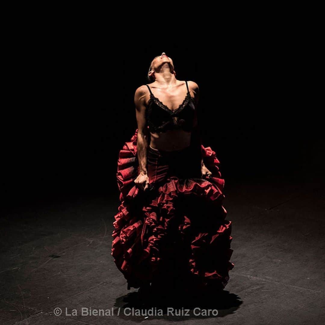 DeFlamenco.comのインスタグラム：「Ana Morales, un cuerpo al límite por @saraarguijoes   @anamorales_oficial en @labienaldeflamenco   Baile: Ana Morales. Guitarra: José Quevedo Bolita. Percusión: Paquito González. Contrabajo: Pablo Martín Caminero. Lugar: Teatro Central. Fecha: Lunes 28 de septiembre. Ciclo: XXI Bienal de Flamenco  En la portada de nuestra web deflamenco.com   https://www.deflamenco.com/revista/resenas-actuaciones/ana-morales-un-cuerpo-al-limite.html  #flamenco #deflamenco #baileflamenco #fotoflamenco #labienal」