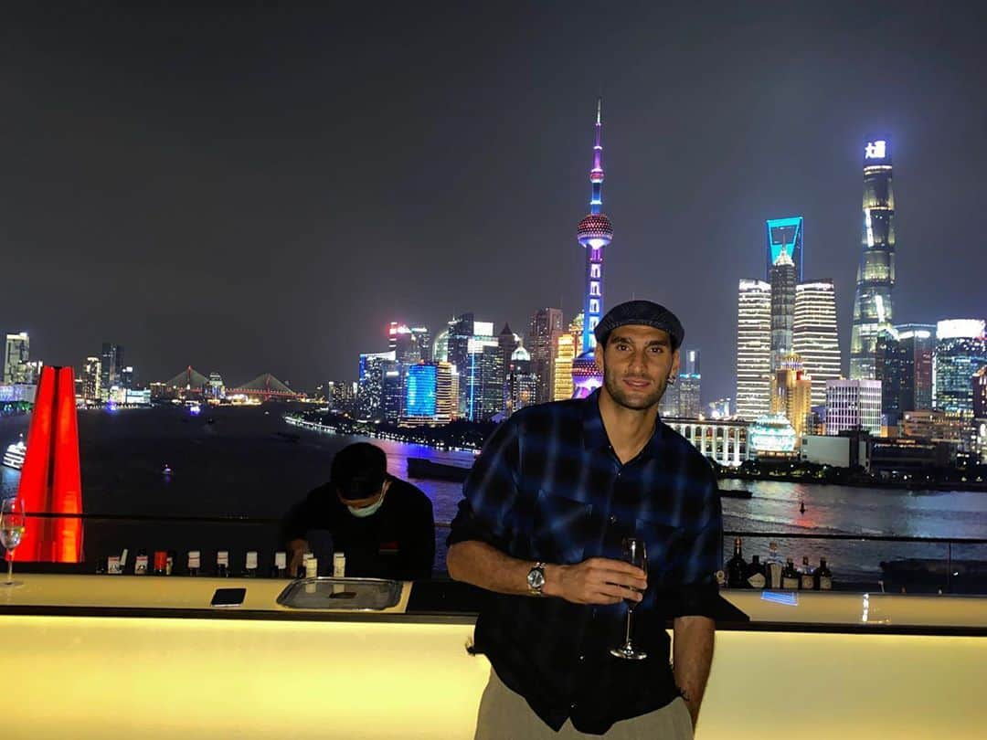 マルアン・フェライニのインスタグラム：「Quand vient la nuit, éteignez vos soucis et allumez vos rêves... #china#shanghai#break#enjoy#drabbb#view#」