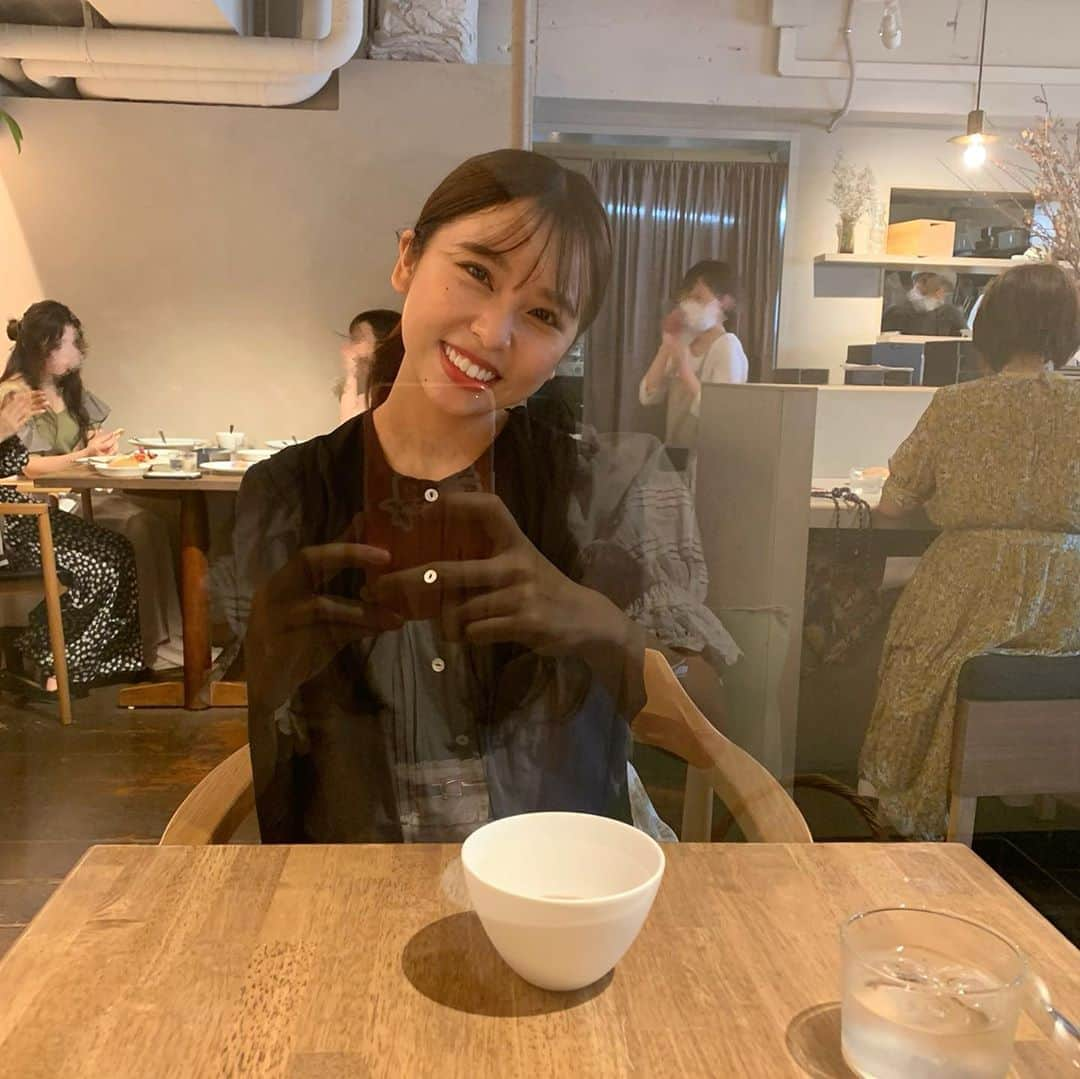 山尾梨奈さんのインスタグラム写真 - (山尾梨奈Instagram)「〻 神戸でのランチ🍽 お肉スーパー美味しかったです！ フォアグラも乗ってて豪華でした♡. . テーブルにアクリル板があったよ〜 よく見たらモカさんがいる☺︎. . . #kobe #神戸ランチ #神戸グルメ #神戸カフェ #ダイニングソシアル #ソシアル」9月29日 19時23分 - yamarina_1210