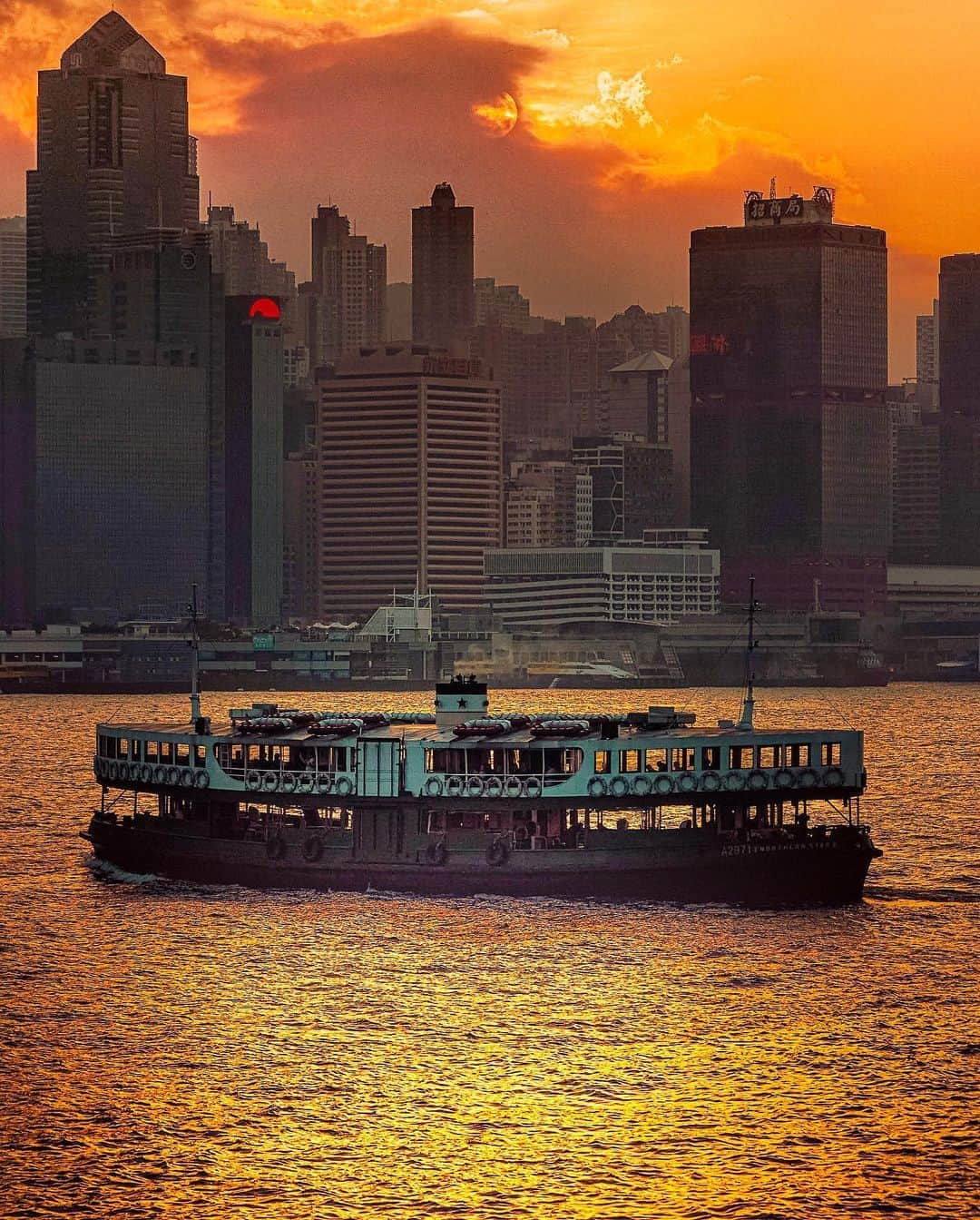 HAYAMI HANNAH ハナさん ど田舎のインスタグラム：「維多利亞港🌇 Victoria Harbour🚢    #hayamihannah  #Picsofhk #香港 #Sonyimagegallery  #discoverhongkong #instameethk⁠ #awesomehongkong  #hongkongphotography⁠ #unlimitedhongkong  #exploringhongkong⁠ #hongkongstreets  #hongkongnight  #hongkong  #hongkonglifestyle #Hongkonginsta  #hongkongstreetphotography⁠ #visualhongkong  #reframinghk  #travelphotography  #sonyimages #moodygrams⁠  #Adorama  #way2ill #yourshotphotographer  #localiiz  #HongKongGuide #TimeOutHK #capitalshooters  #Cityphoto_HongKong #Monstermoods」