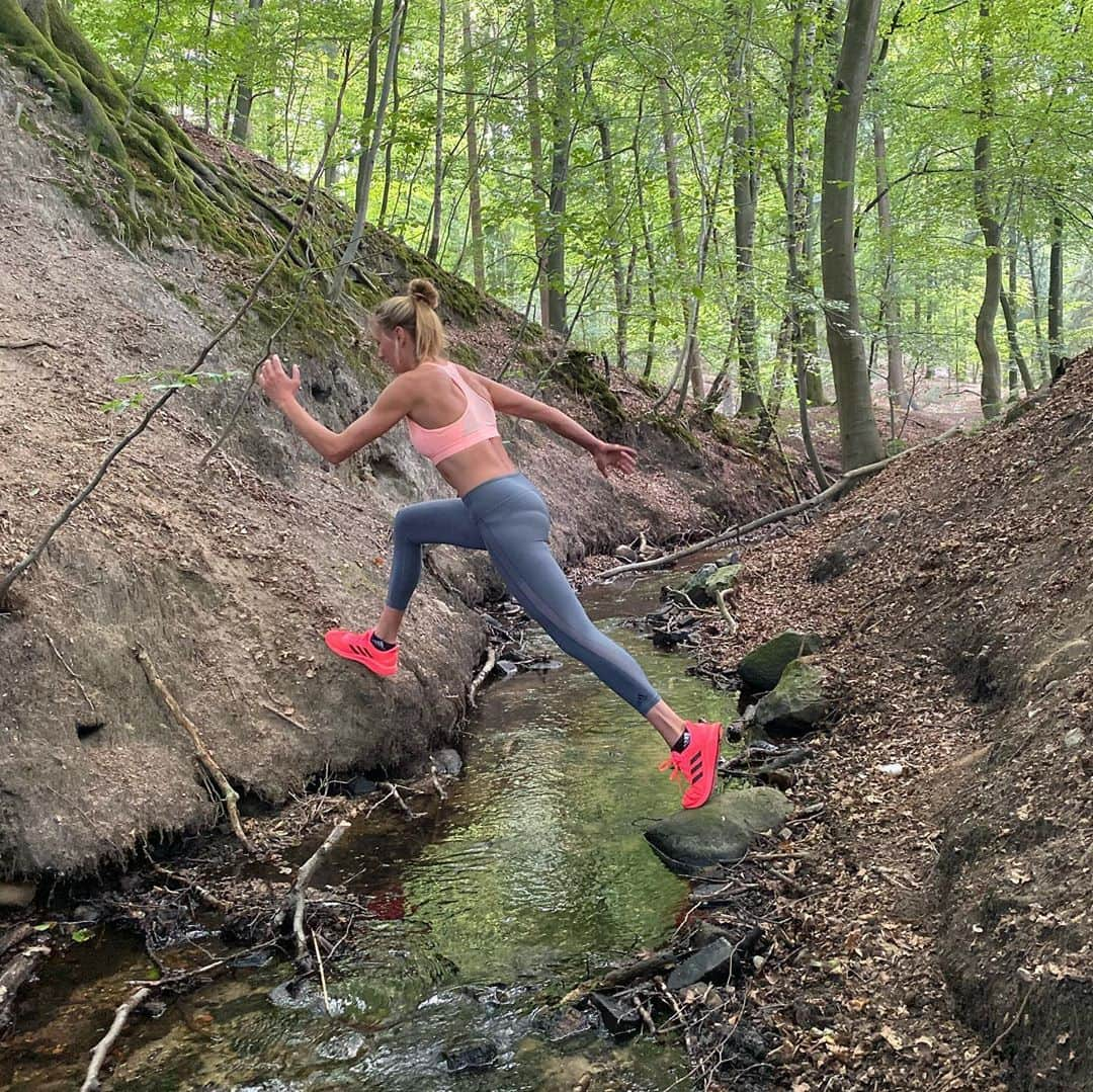 マルガレーテ・コズーフさんのインスタグラム写真 - (マルガレーテ・コズーフInstagram)「~Nature shows us how to live, love and grow alongside each other.~ 🙏🏼🌳🌲 #nature #sport #forest #breathefreshair #air #onelove」9月29日 19時23分 - maggiekozuchofficial_