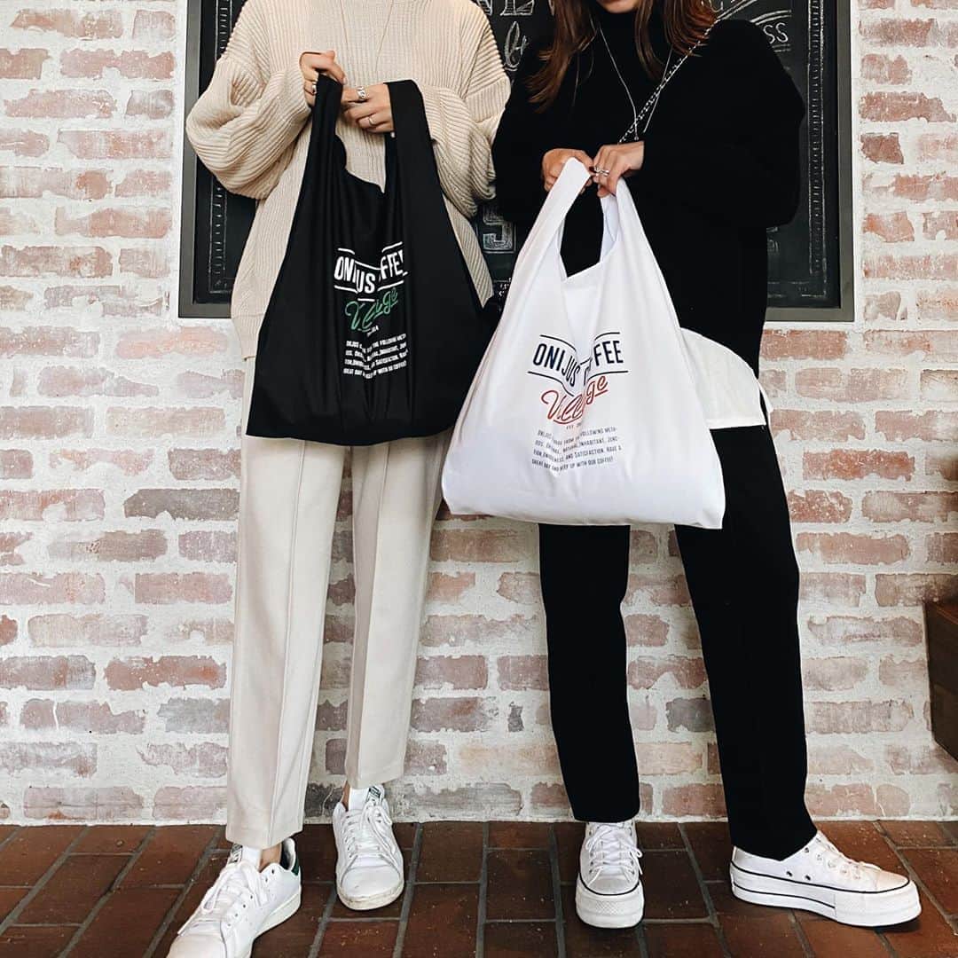 美生のインスタグラム：「@onijus × @donobanweb  Collaboration.﻿ ﻿ ﻿ コンビニBAG🖤﻿ ﻿ 大小のサイズがsetになってて﻿ コンパクトに折り畳めるのも嬉しい♡﻿ ﻿ こんなオシャレなエコバッグ欲しかった♡﻿ ﻿ ついに今週発売です✍️﻿ ﻿ ﻿」