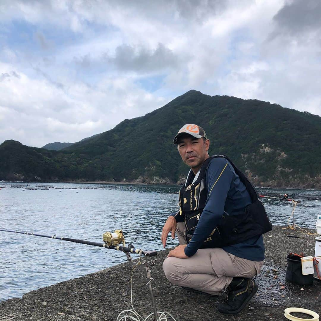 和田 一浩さんのインスタグラム写真 - (和田 一浩Instagram)「かなり久しぶりに釣りに行ってきました。三重県の錦から坂口渡船で。底物釣りでしたが石鯛にイシガキダイと大きくはないけど数釣りが出来て良かったです。 #磯釣り　#石鯛　#イシガキダイ　#坂口渡船　#和田一浩」9月29日 19時27分 - wadakazuhiro