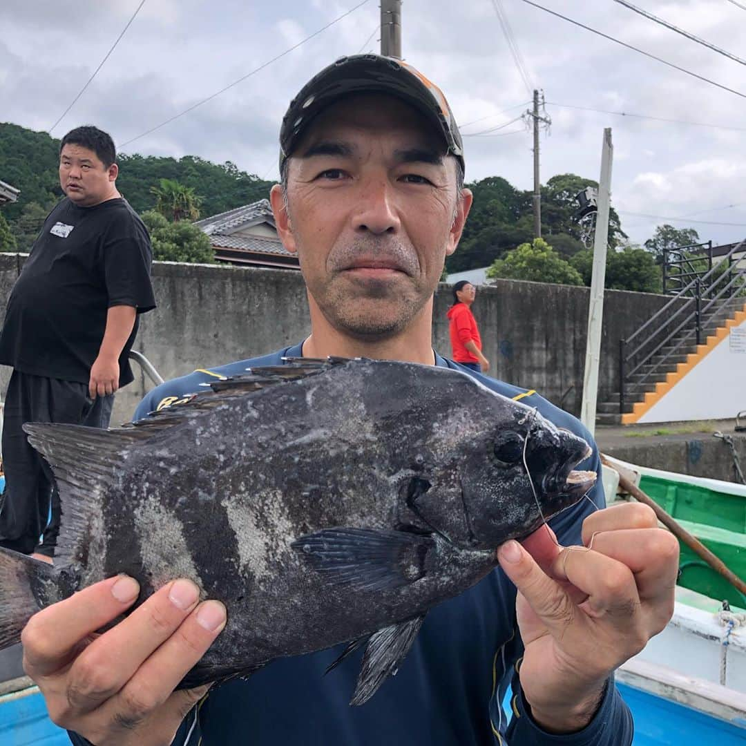 和田 一浩さんのインスタグラム写真 - (和田 一浩Instagram)「かなり久しぶりに釣りに行ってきました。三重県の錦から坂口渡船で。底物釣りでしたが石鯛にイシガキダイと大きくはないけど数釣りが出来て良かったです。 #磯釣り　#石鯛　#イシガキダイ　#坂口渡船　#和田一浩」9月29日 19時27分 - wadakazuhiro