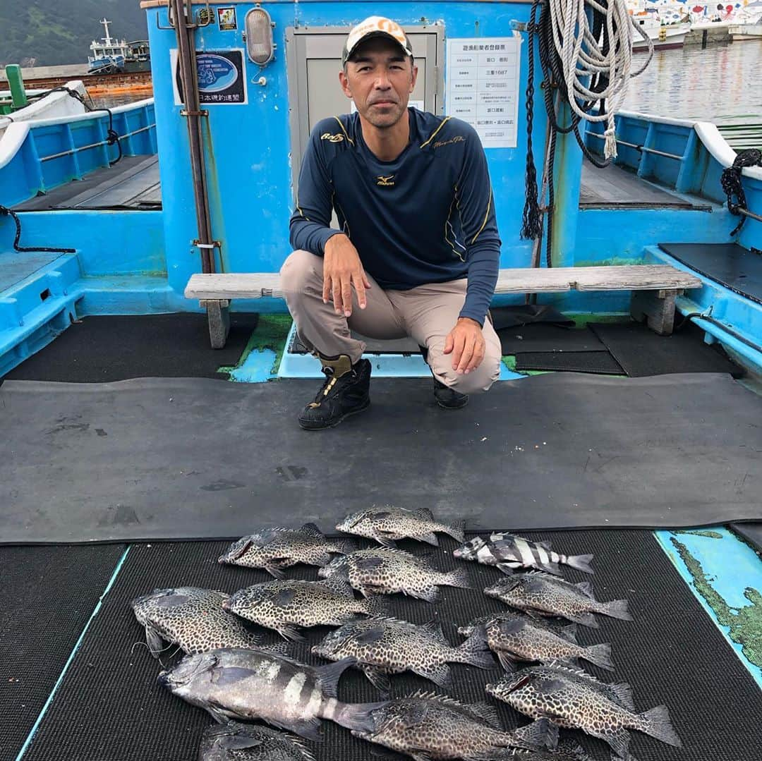 和田 一浩さんのインスタグラム写真 - (和田 一浩Instagram)「かなり久しぶりに釣りに行ってきました。三重県の錦から坂口渡船で。底物釣りでしたが石鯛にイシガキダイと大きくはないけど数釣りが出来て良かったです。 #磯釣り　#石鯛　#イシガキダイ　#坂口渡船　#和田一浩」9月29日 19時27分 - wadakazuhiro