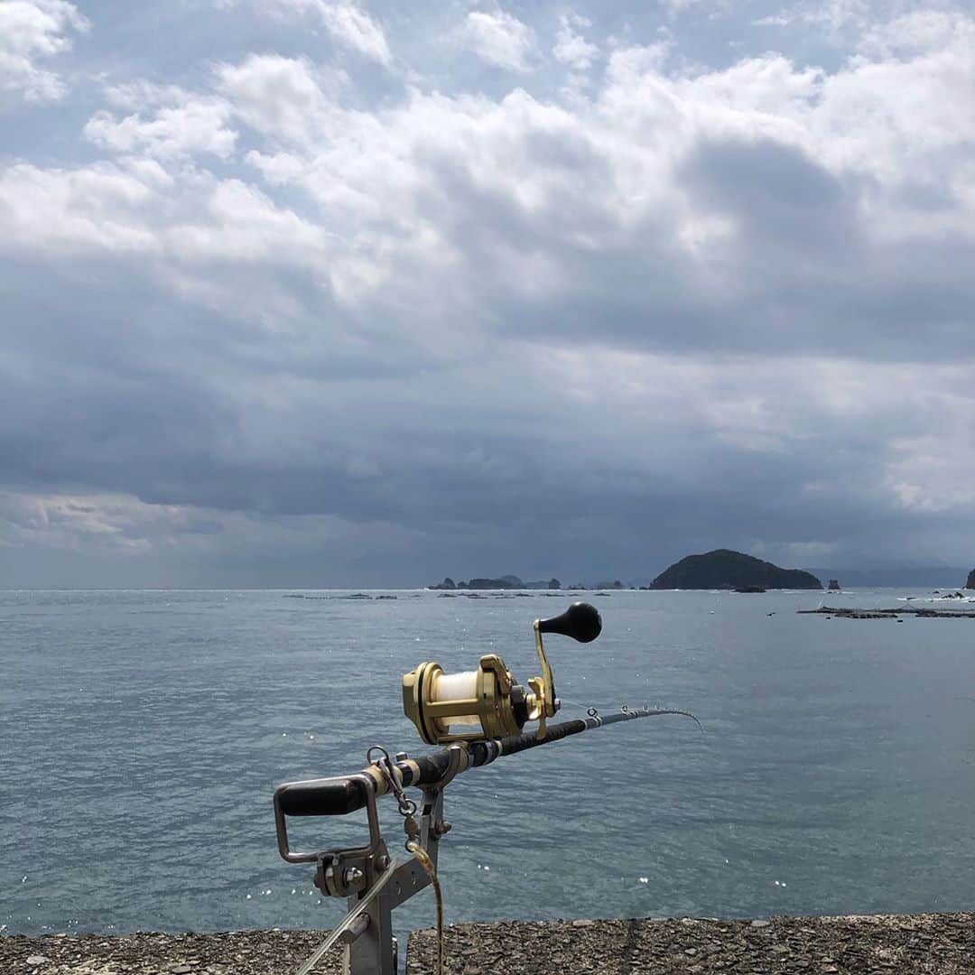 和田 一浩さんのインスタグラム写真 - (和田 一浩Instagram)「かなり久しぶりに釣りに行ってきました。三重県の錦から坂口渡船で。底物釣りでしたが石鯛にイシガキダイと大きくはないけど数釣りが出来て良かったです。 #磯釣り　#石鯛　#イシガキダイ　#坂口渡船　#和田一浩」9月29日 19時27分 - wadakazuhiro