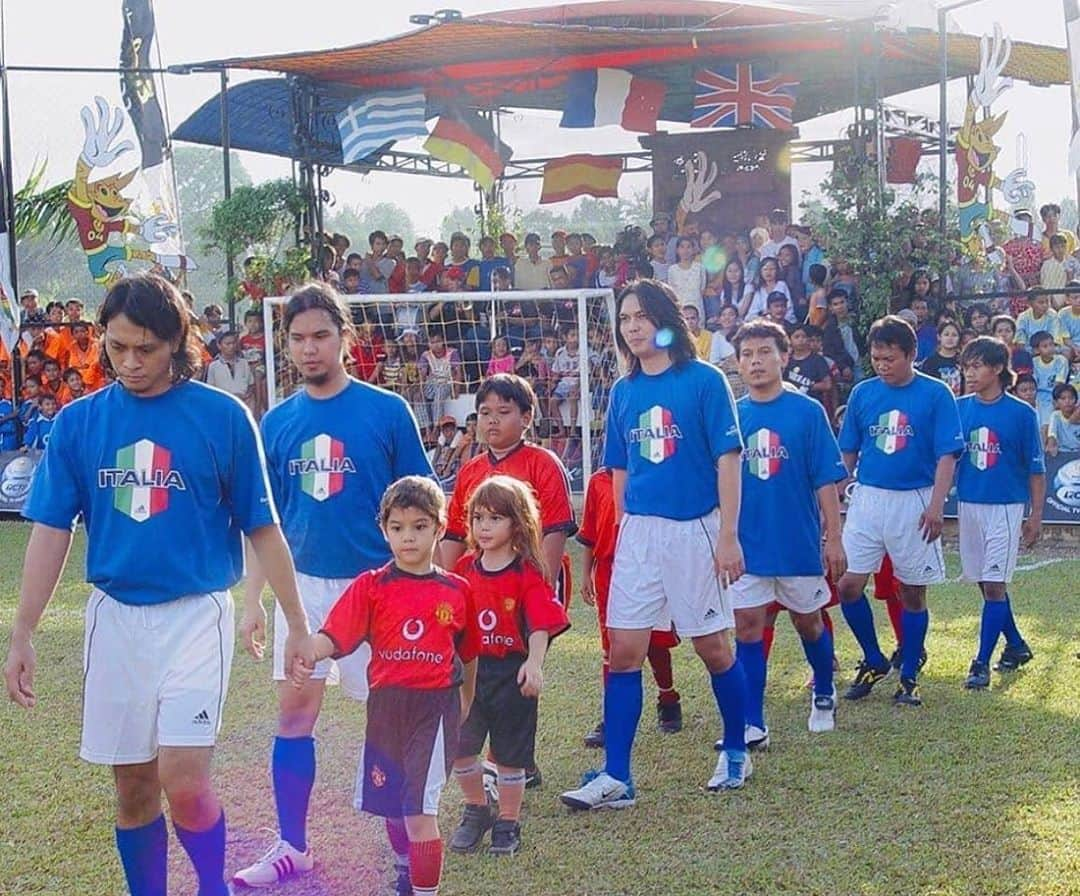 Al Ghazali Köhlerさんのインスタグラム写真 - (Al Ghazali KöhlerInstagram)「Mengenang main bola bersama @de19wa  Tahun berapa ya ini? 🤔」9月29日 19時29分 - alghazali7